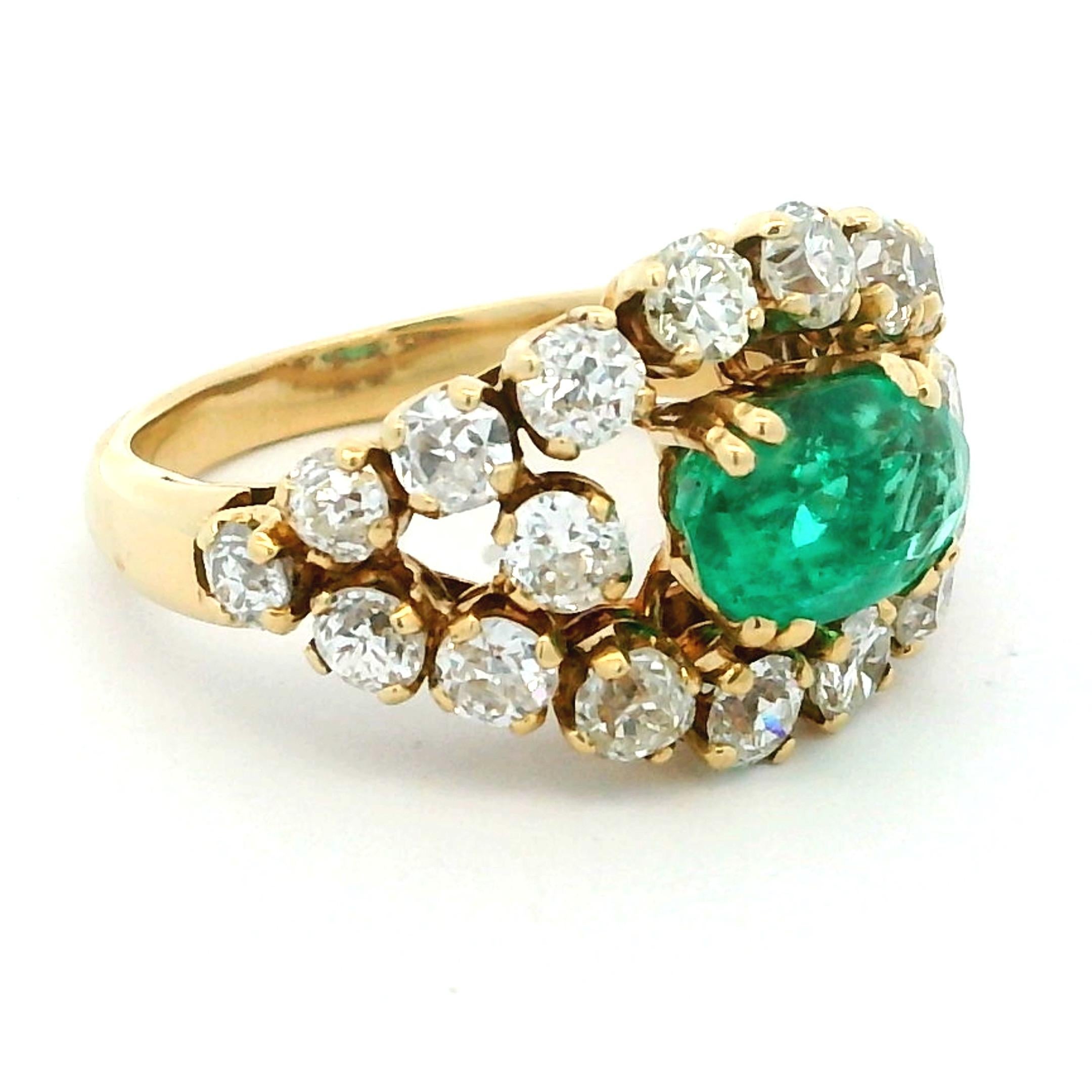 Bague de cocktail en or jaune colombien 18K des années 1960 avec émeraude et diamants Excellent état - En vente à Miami, FL