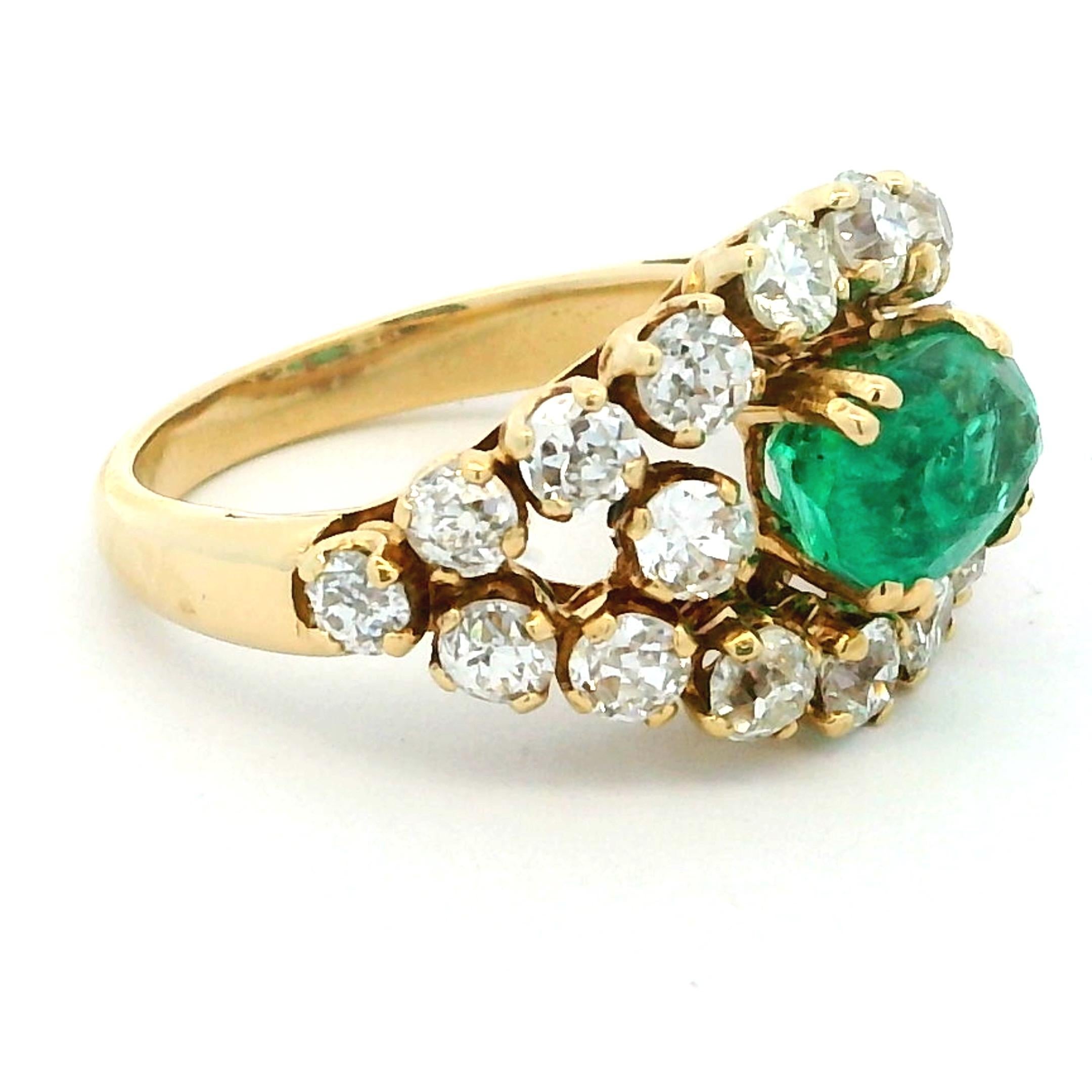Bague de cocktail en or jaune colombien 18K des années 1960 avec émeraude et diamants Pour femmes en vente