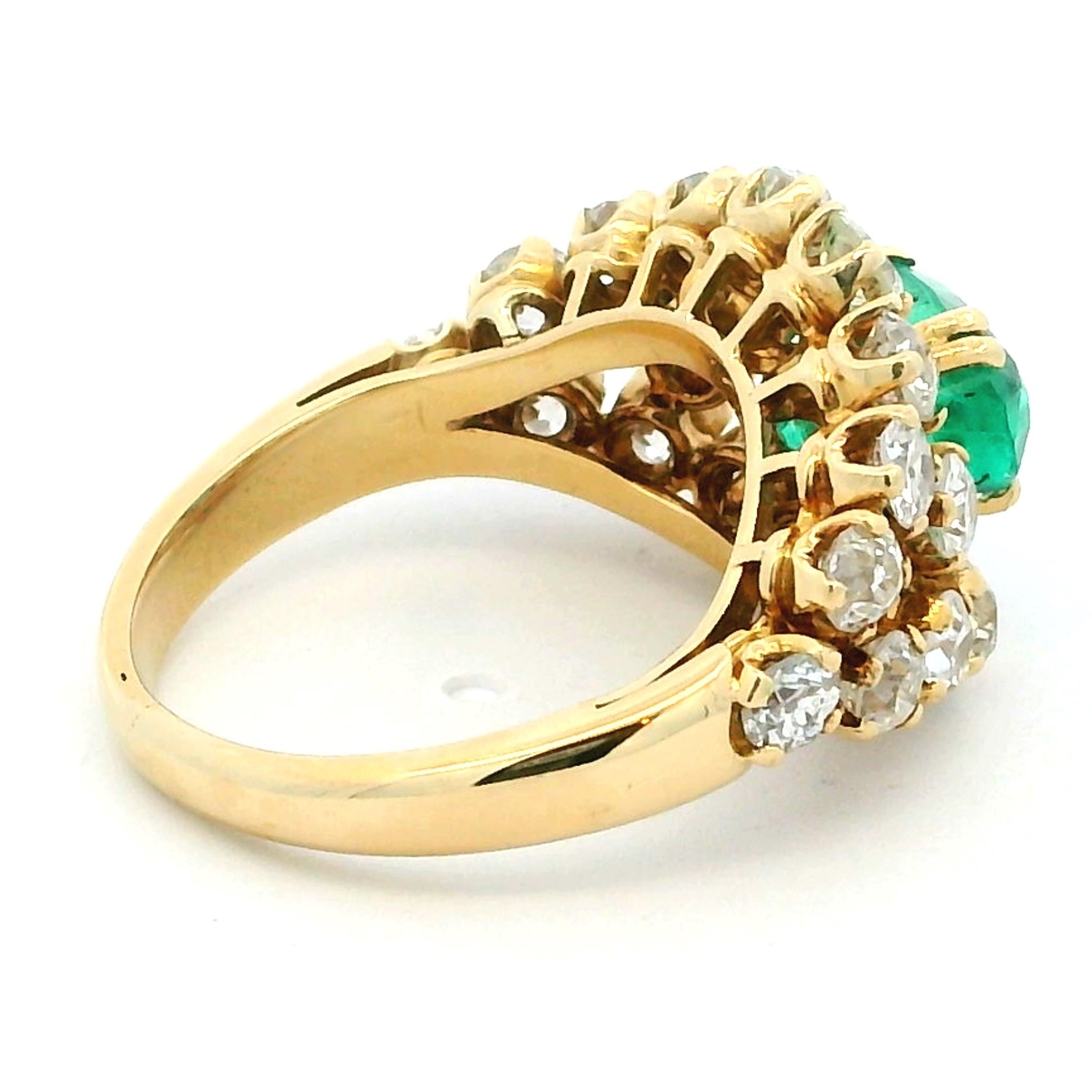Bague de cocktail en or jaune colombien 18K des années 1960 avec émeraude et diamants en vente 2