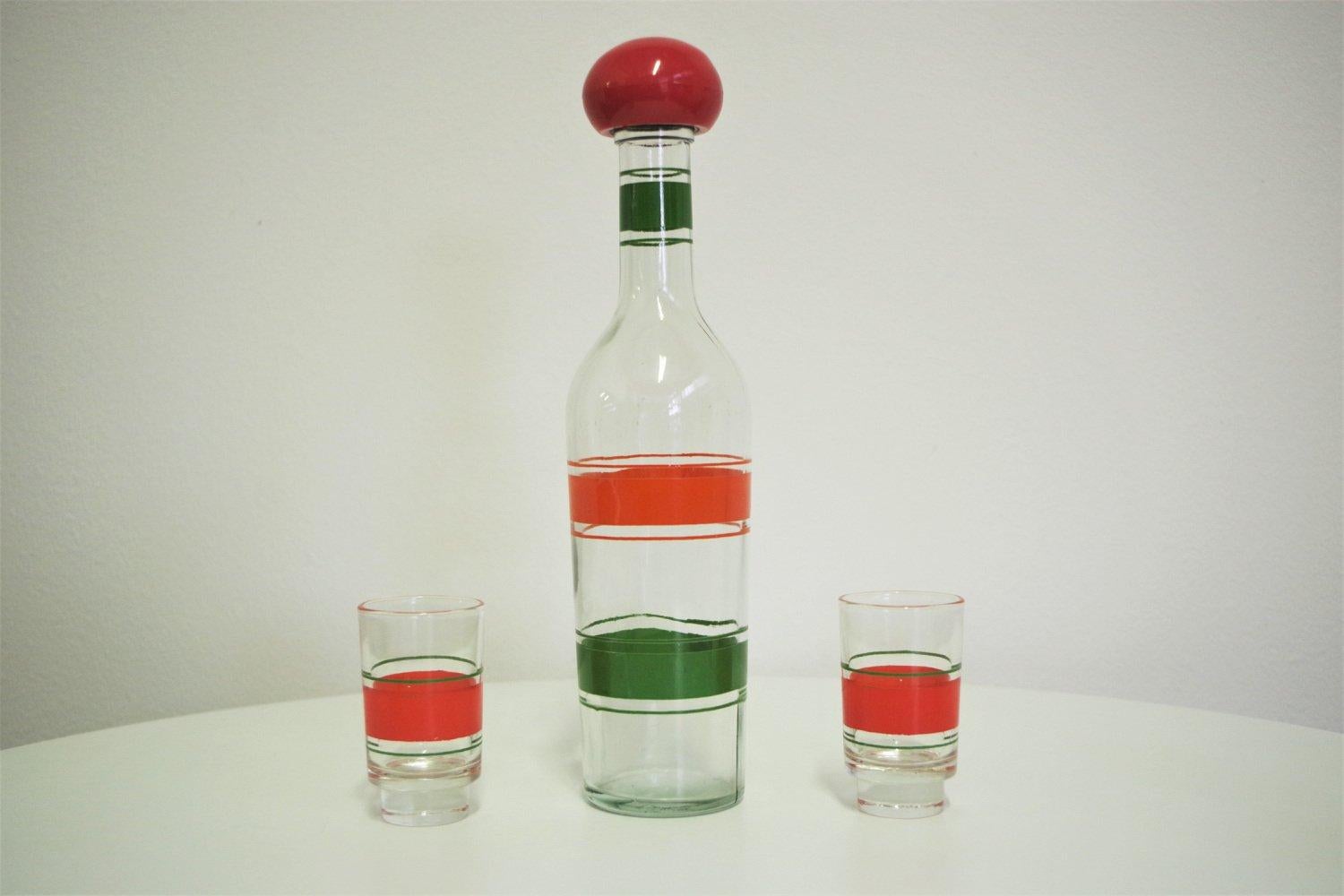 1960er Jahre Buntglas-Likör-Set - 5 Gläser & Dekanter

Verleihen Sie Ihrer Bar oder Ihrem Essbereich einen Hauch von Mid-Century-Charme mit diesem farbenfrohen Likörset aus Glas aus den 1960er Jahren. Das Set besteht aus fünf wunderschön