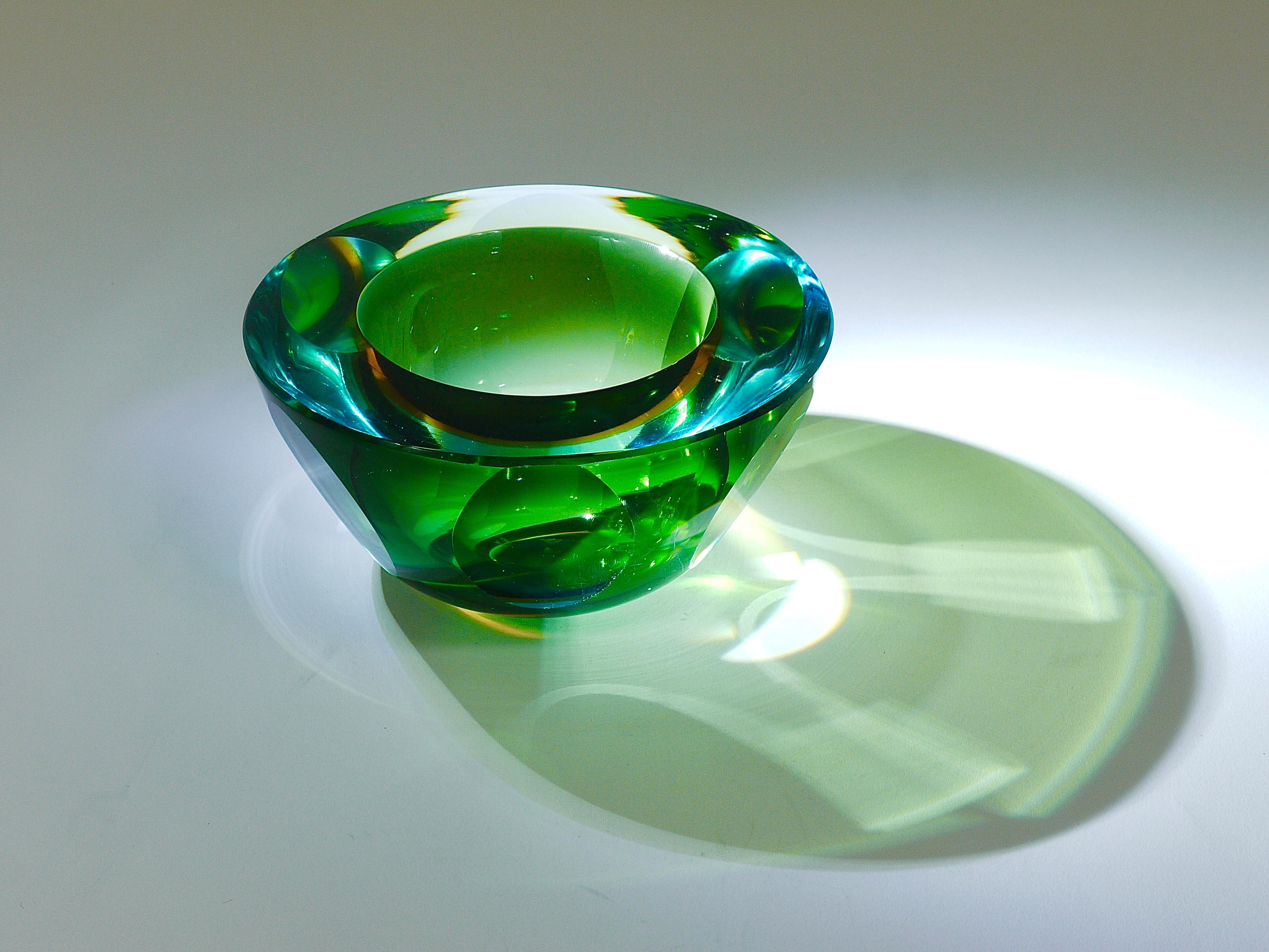 A beautiful Murano Sommerso glass bowl from the 1960s, designed by Flavio Poli for Seguso Vetri d'Arte, Italy. A stunning and rich color combination of light-blue / turquoise, amber and green layered art glass. The bowl has facetted sides and a