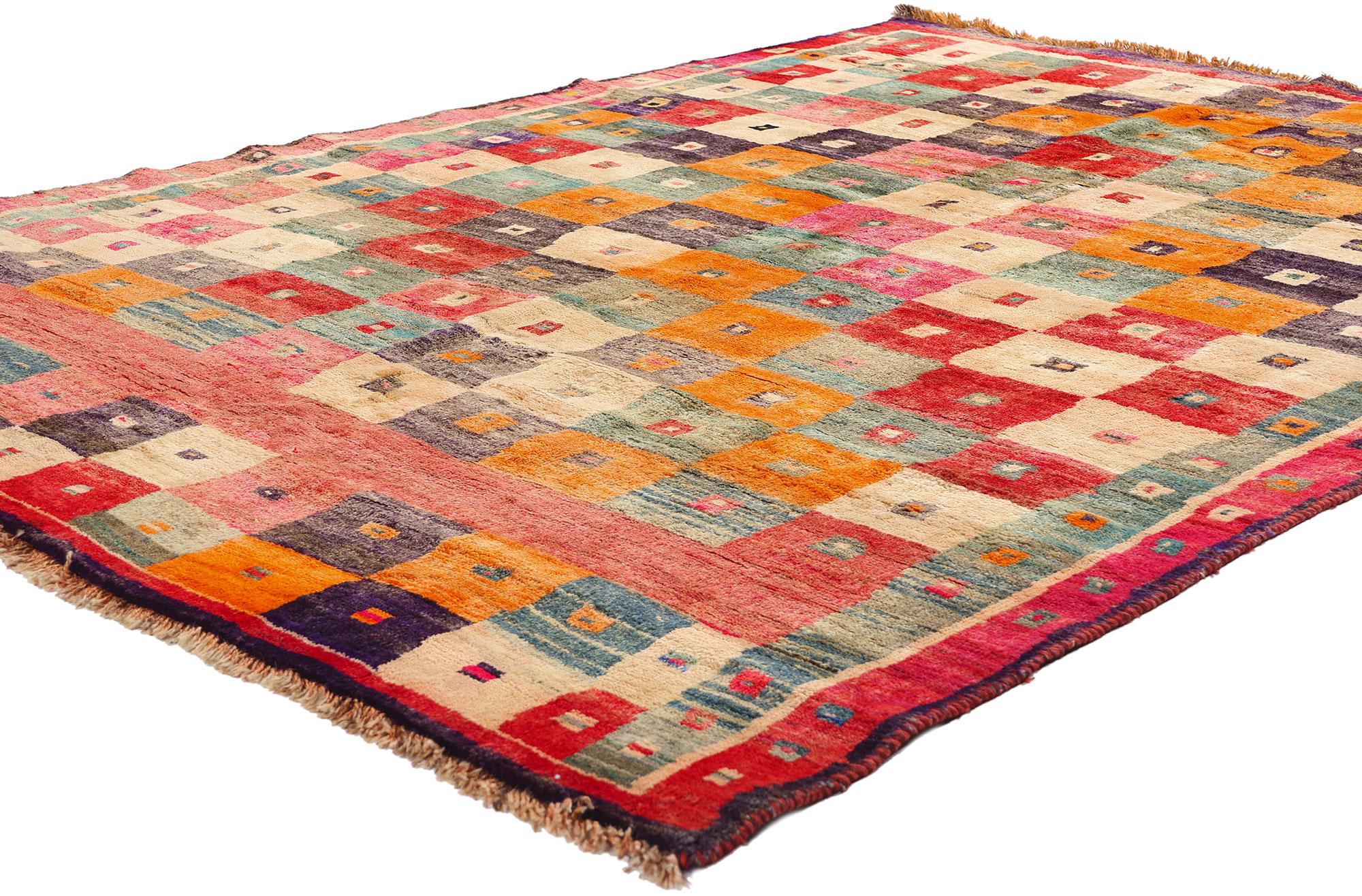 61165 Vintage Persian Checkered Gabbeh Rug, 06'05 x 08'05. Dieser handgeknüpfte alte persische Gabbeh-Teppich aus Wolle ist eine faszinierende Verschmelzung von Tradition und moderner Kunstfertigkeit. Er ist eine meisterhafte Komposition aus Farbe,