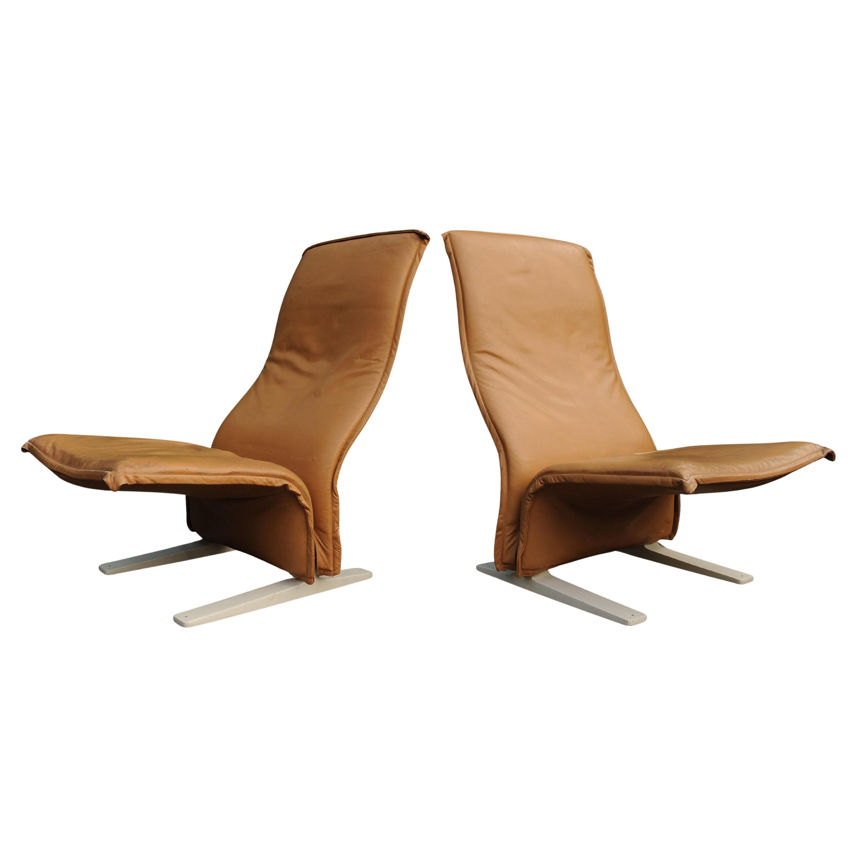 Coppia di sedie Concorde originali degli anni '60 di Pierre Paulin per Artifort  Imbottita in pelle marrone Made in France Circa 1960

Modello Concorde (F780) anni '60 Progettato per Air France per le aree di attesa della prima classe del
