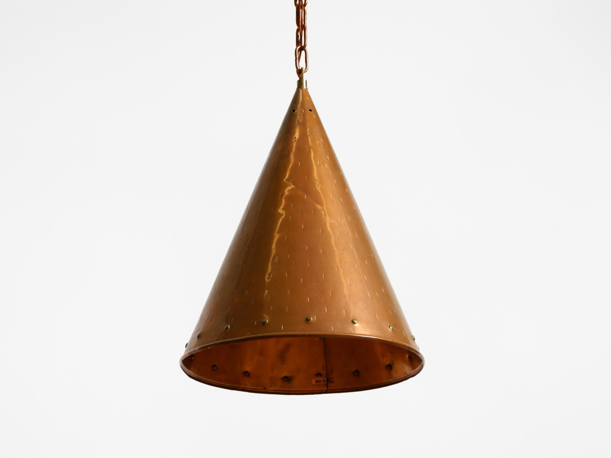 Bellissima e rara lampada a sospensione in rame oversize di TH. A. Valentin Copenhagen.
Uno splendido design minimalista a forma di cono. Prodotto in Danimarca.
Condizioni vintage molto buone, nessun danno alla lampada.
Bella patina con pochissimi