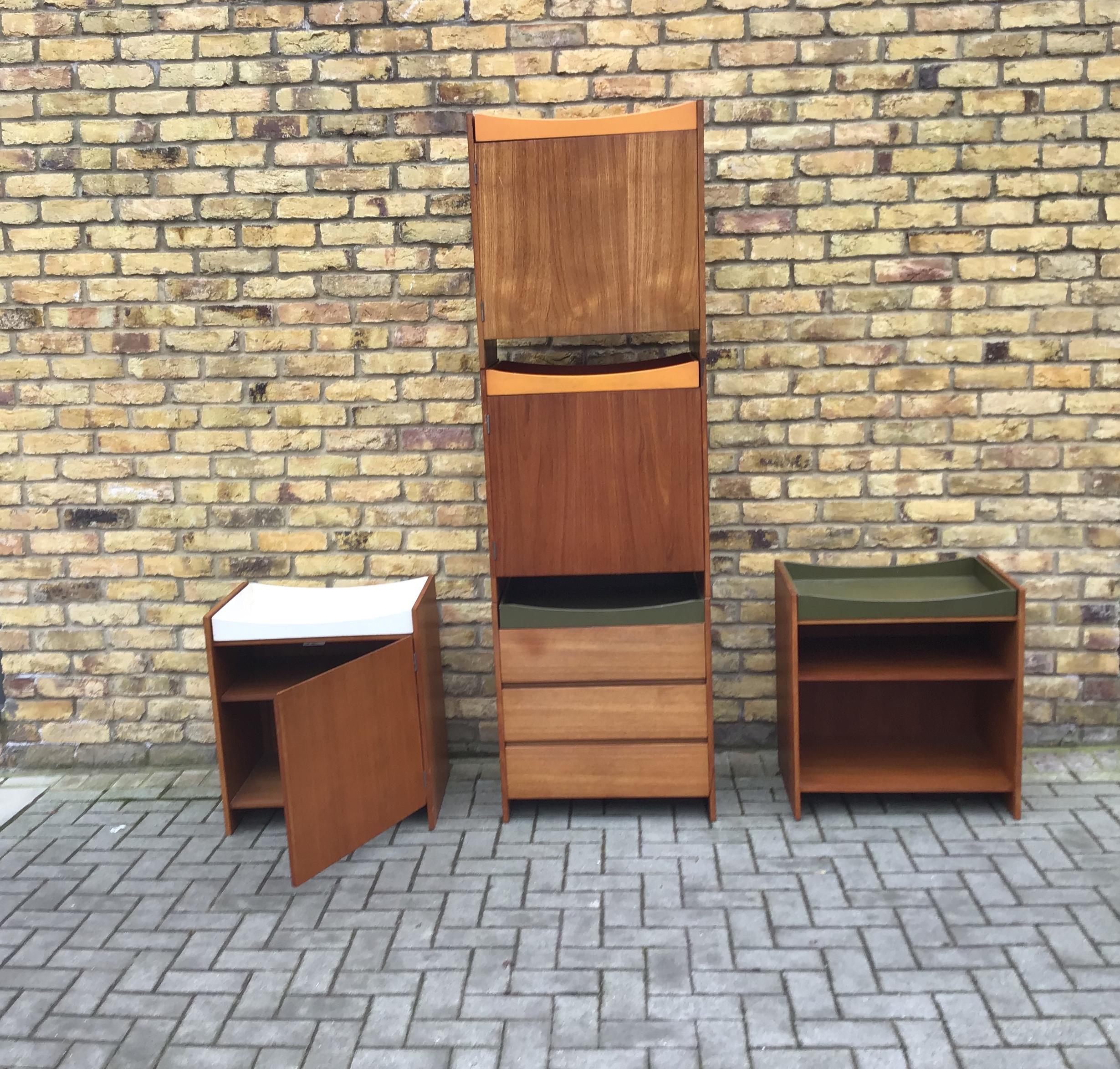 Modular flexible storage units with interchangeable cabinets
Teak units with one chest of draws, circa 1960s.
