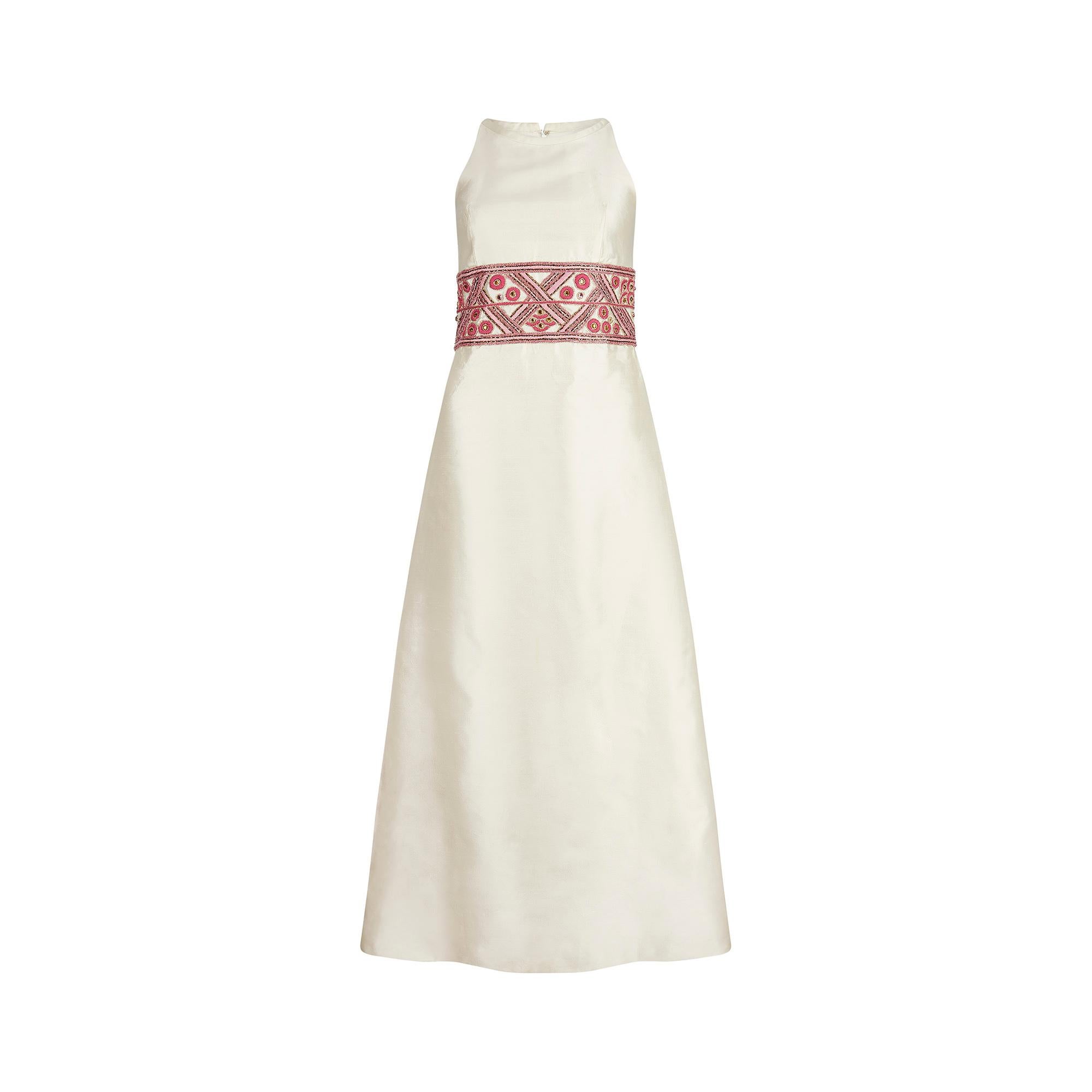 Contessa-Abendkleid aus den 1960er Jahren aus schöner cremefarbener Seide mit einem bestickten geometrischen Bund. Das Kleid hat einen hohen Halsausschnitt und einen bodenlangen A-Linien-Rock.  Die Gazar-Seide hat eine wunderbare Dicke und Struktur