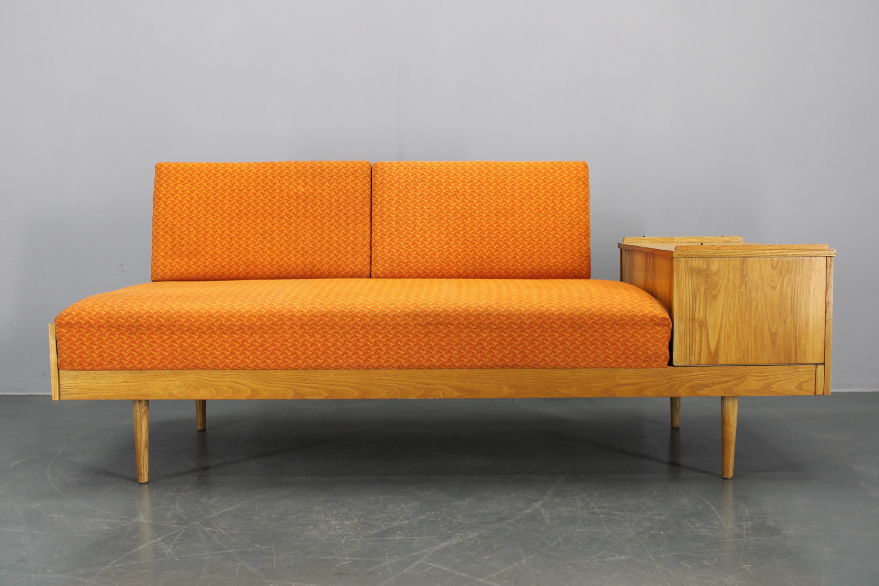 - buen estado original con pequeños signos de uso  
- dimensiones de la zona de dormir desplegada : 190cm x 146cm
- altura del asiento 48 cm 