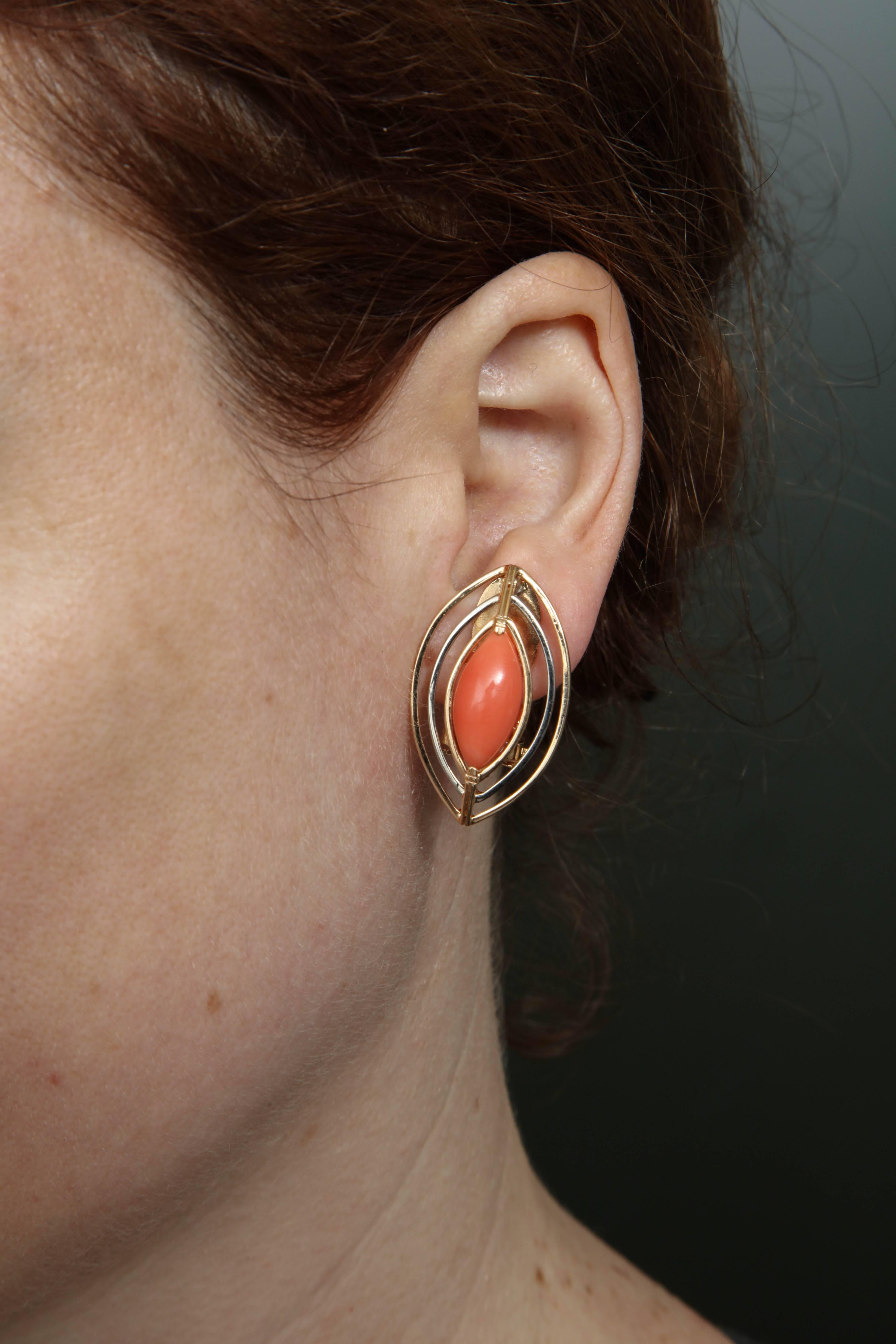 1960s Cool Wirework Setting Coral White and Yellow Gold Ring and Earrings Set For Sale 4