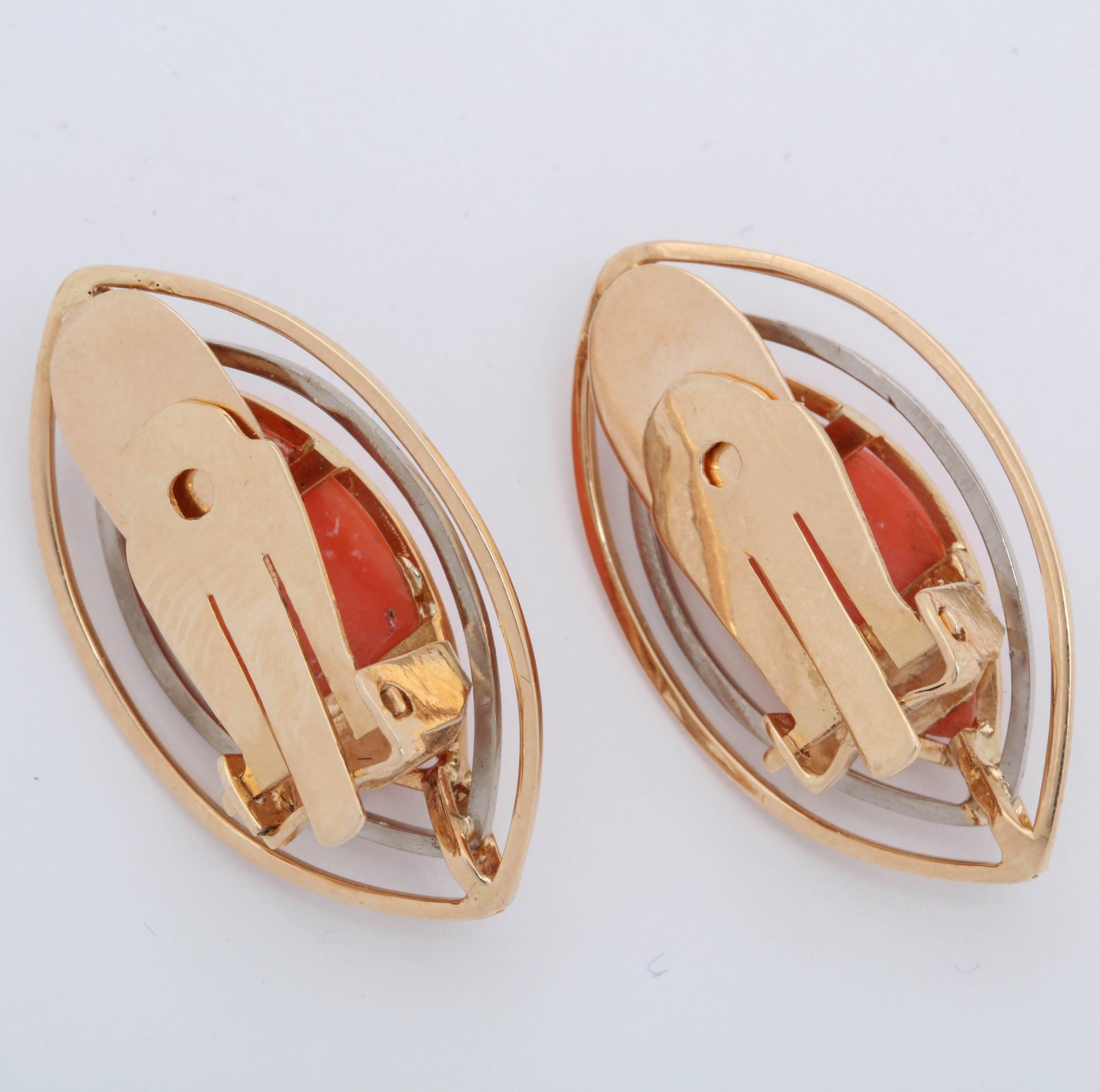 1960s Cool Wirework Setting Coral White and Yellow Gold Ring and Earrings Set For Sale 1