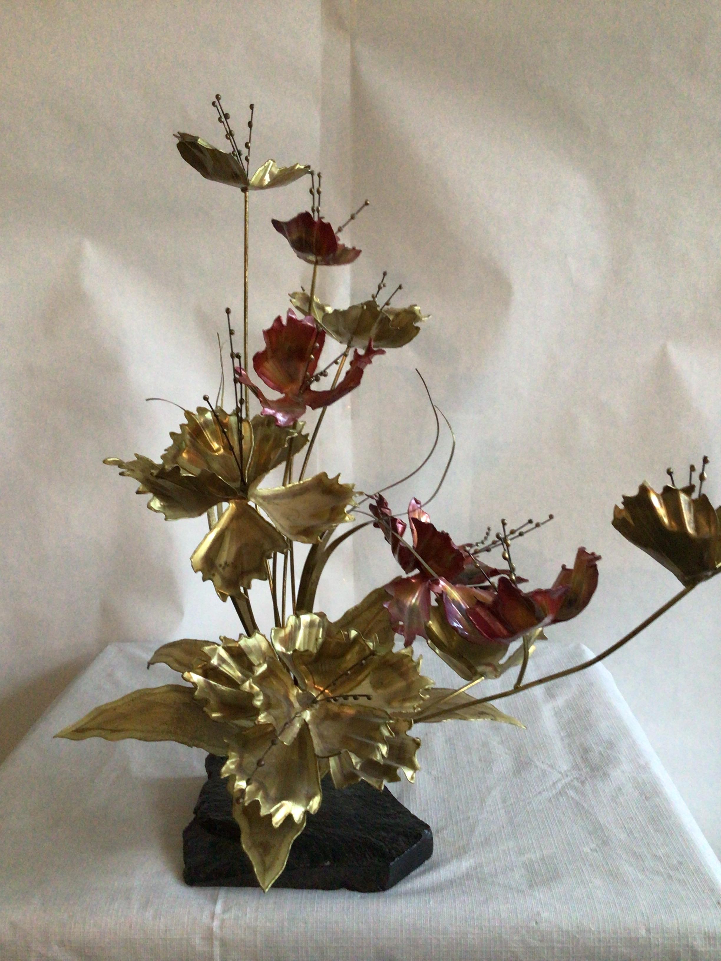 1960s Copper And Brass Brutalist Floral Table Sculpture On Marble Base In Good Condition For Sale In Tarrytown, NY