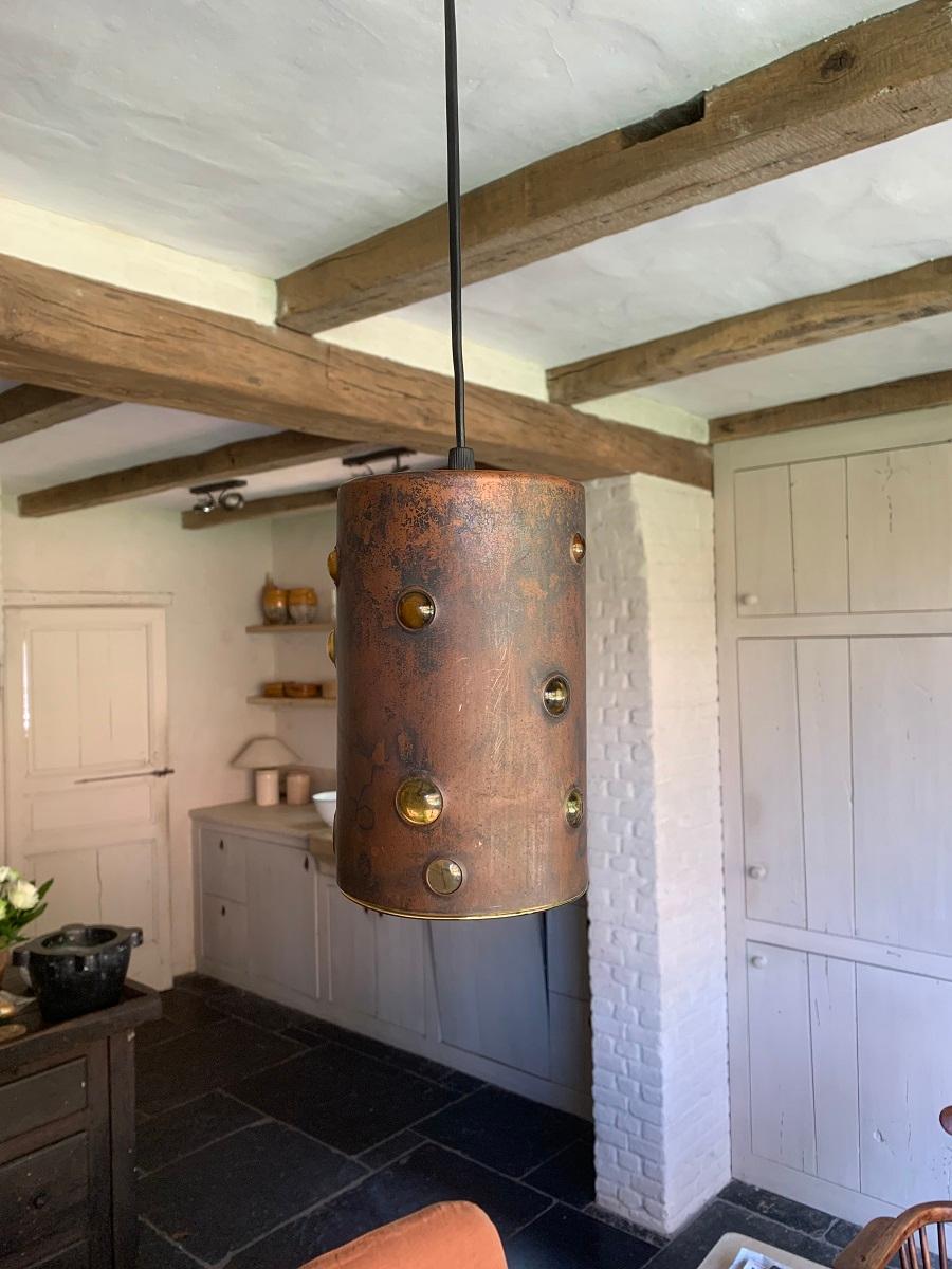Una lampada a sospensione in rame e vetro degli anni '60 di Peil & Putzler. Questa azienda è nata dalla fusione, avvenuta nel 1947, tra artigiani soffiatori di vetro e lavoratori del rame. Insieme hanno prodotto lampade moderniste e opere in vetro