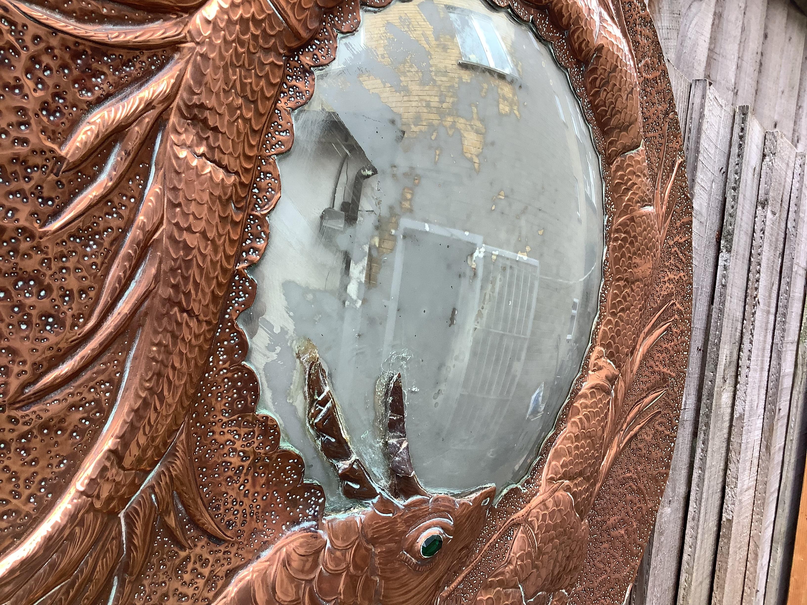 Specchio in rame di ottima fattura con decorazione a forma di drago 
Lo specchio vero e proprio è usurato e costituisce un superbo oggetto decorativo.
Lo specchio è firmato e datato Cc Anthony de Lucian