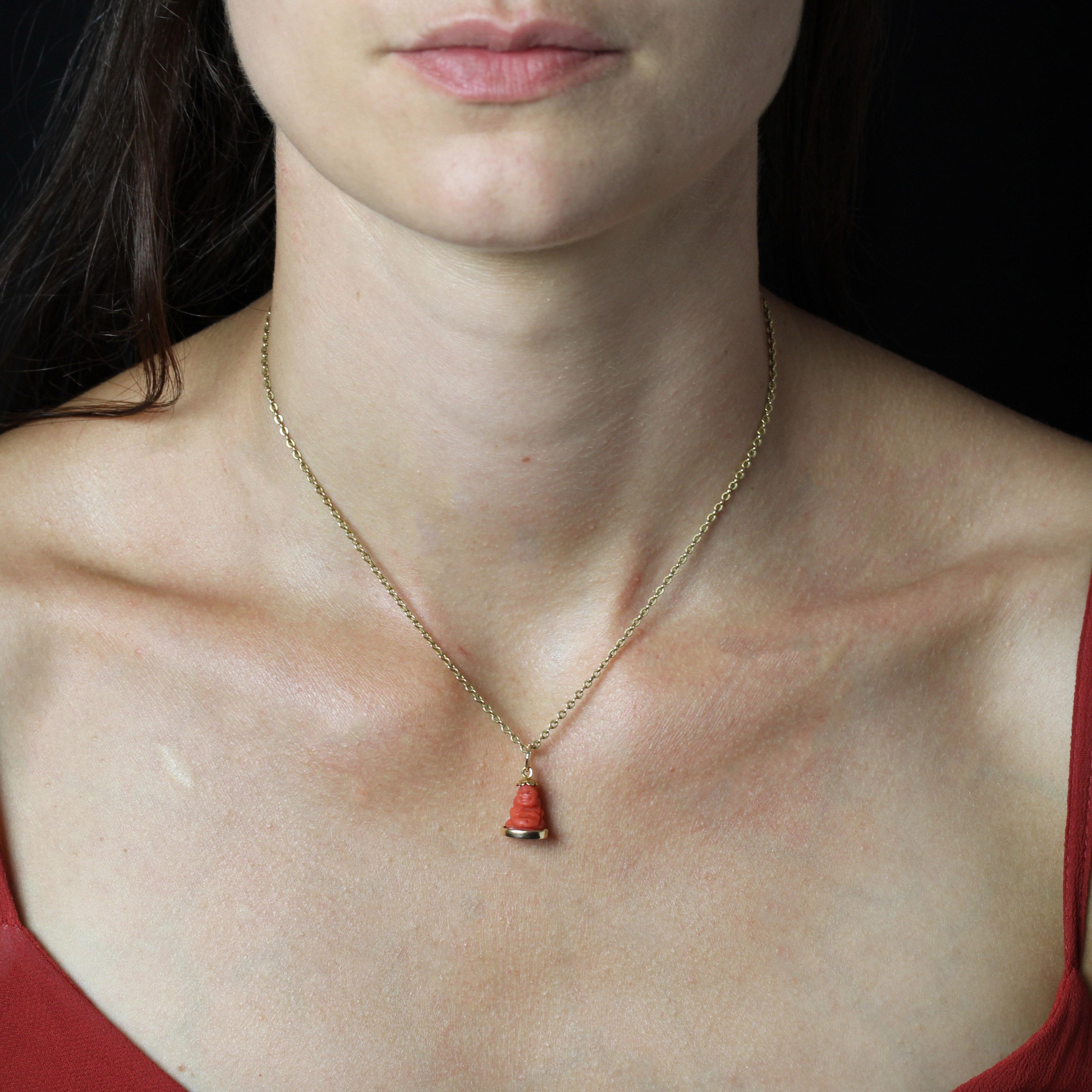 Ciondolo in oro giallo 18 carati.
Ciondolo charme in corallo antico, con inciso un Buddha su una lastra d'oro, sormontato da una corolla d'oro che regge un anello.
Il ciondolo è venduto da solo senza la sua catena di presentazione.
Altezza: 2 cm