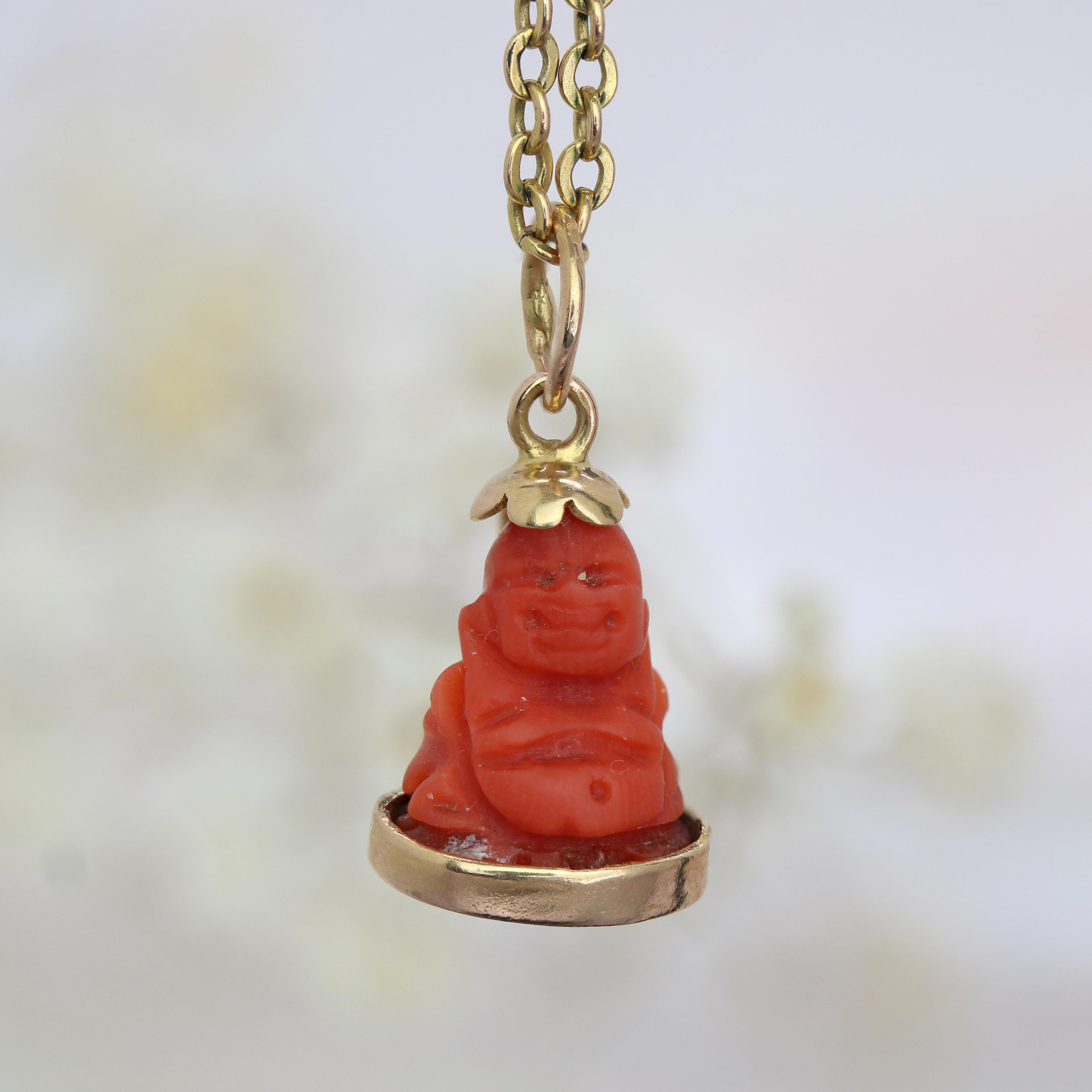Rétro Ciondolo Buddha in corallo del 1960 in oro giallo 18 carati in vendita