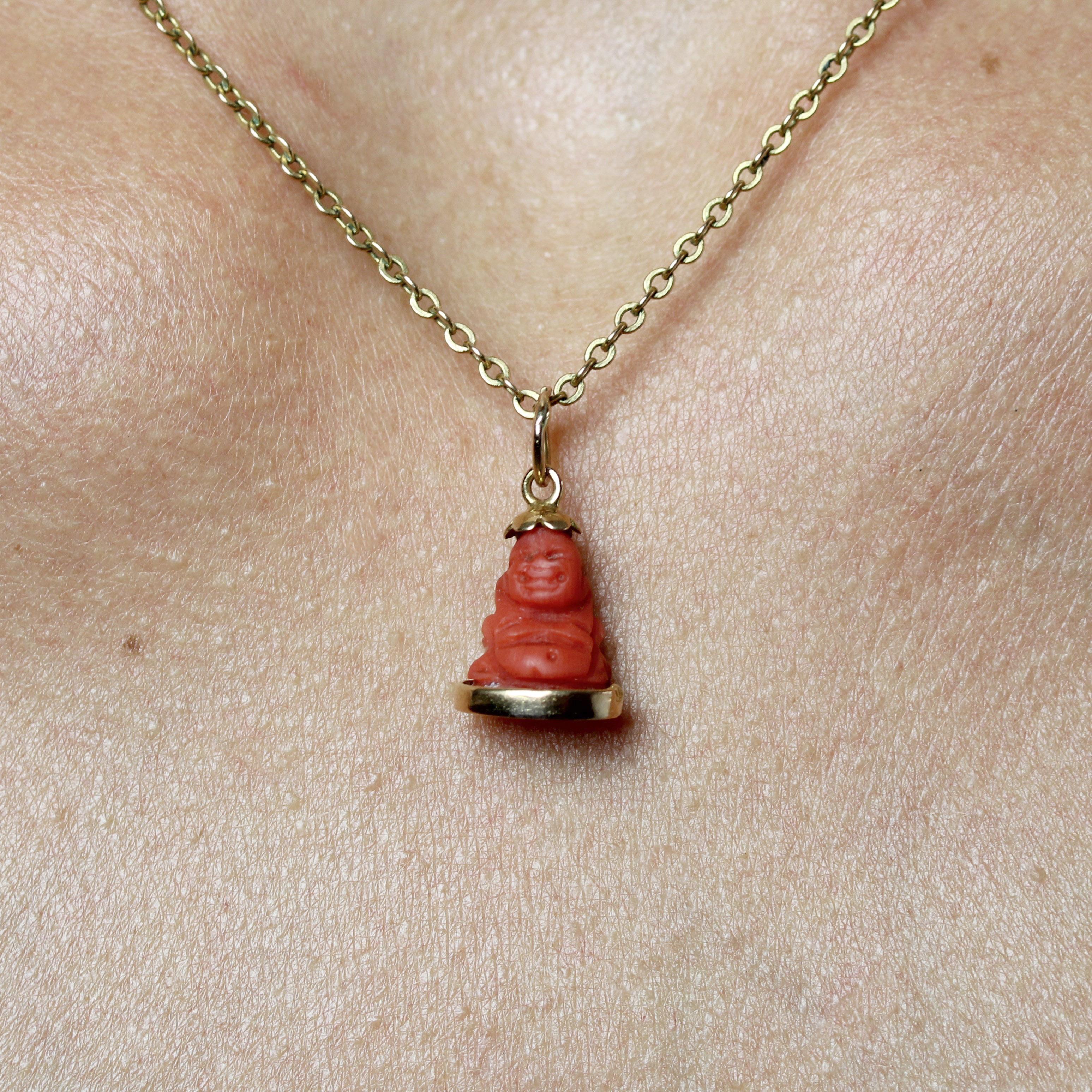 Donna Ciondolo Buddha in corallo del 1960 in oro giallo 18 carati in vendita
