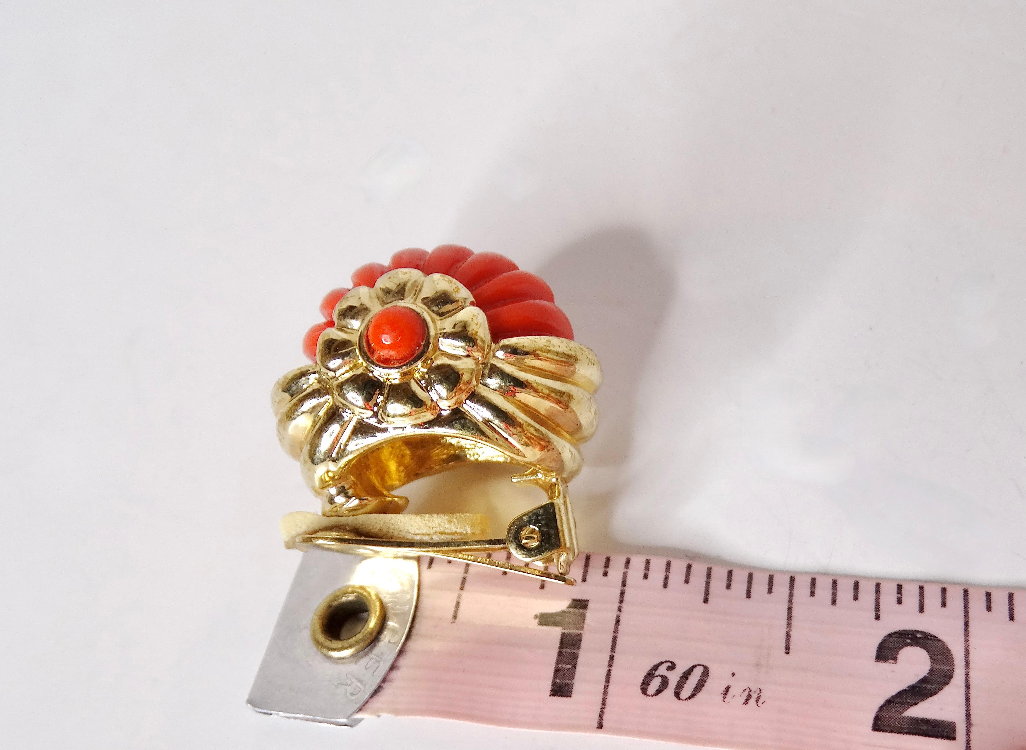 1960s Coral Acrylic & 14k Gold Plated Shell Motif Clip-On Earrings In Good Condition For Sale In Scottsdale, AZ