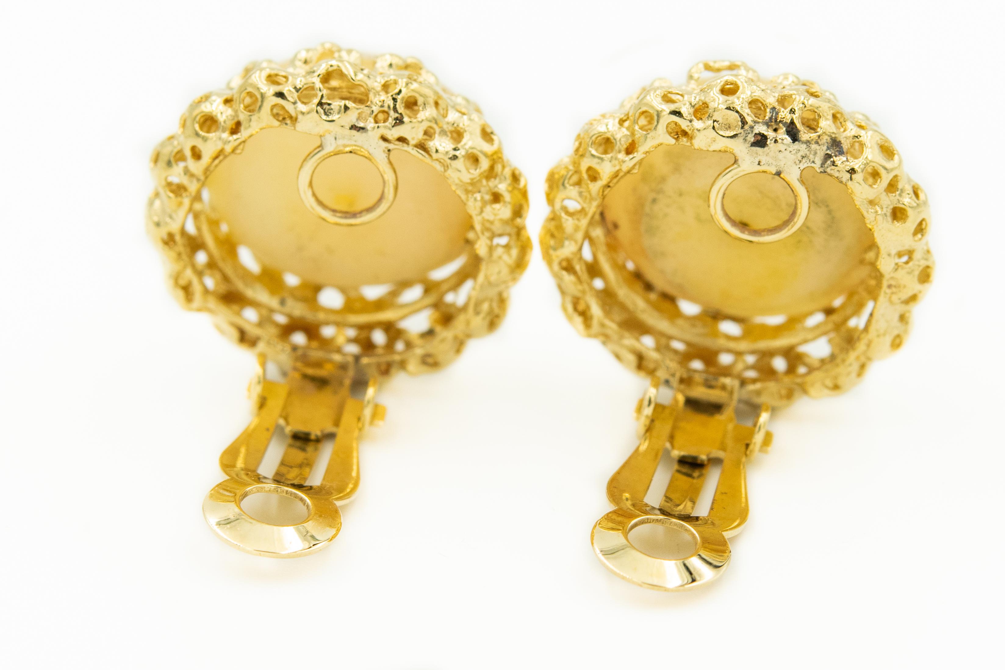 1960s Coral Button Yellow Gold Clip-On Earrings In Good Condition For Sale In Miami Beach, FL