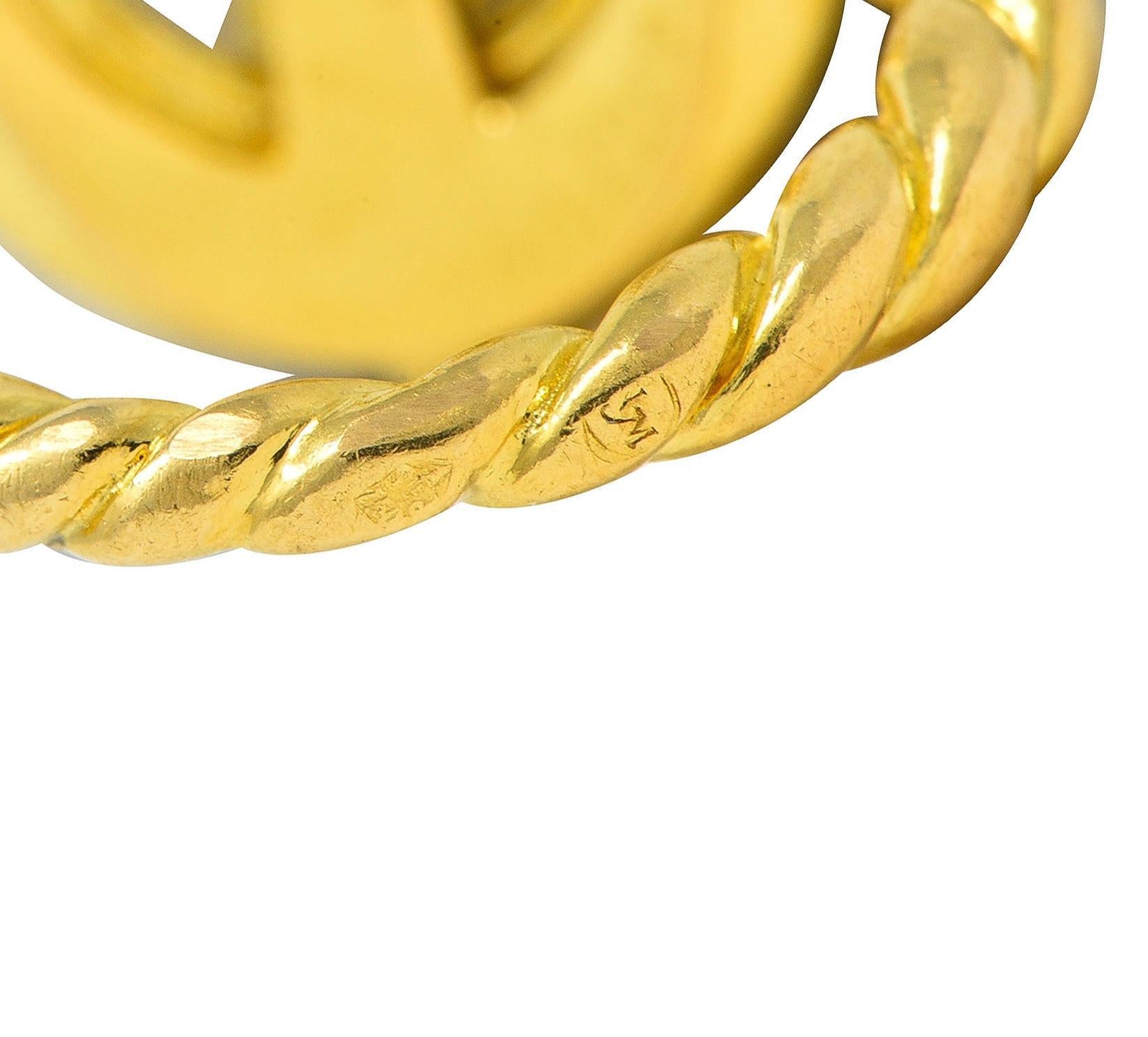 Anello con ancora in corallo e calcedonio in oro giallo 18 carati degli anni '60 in vendita 1