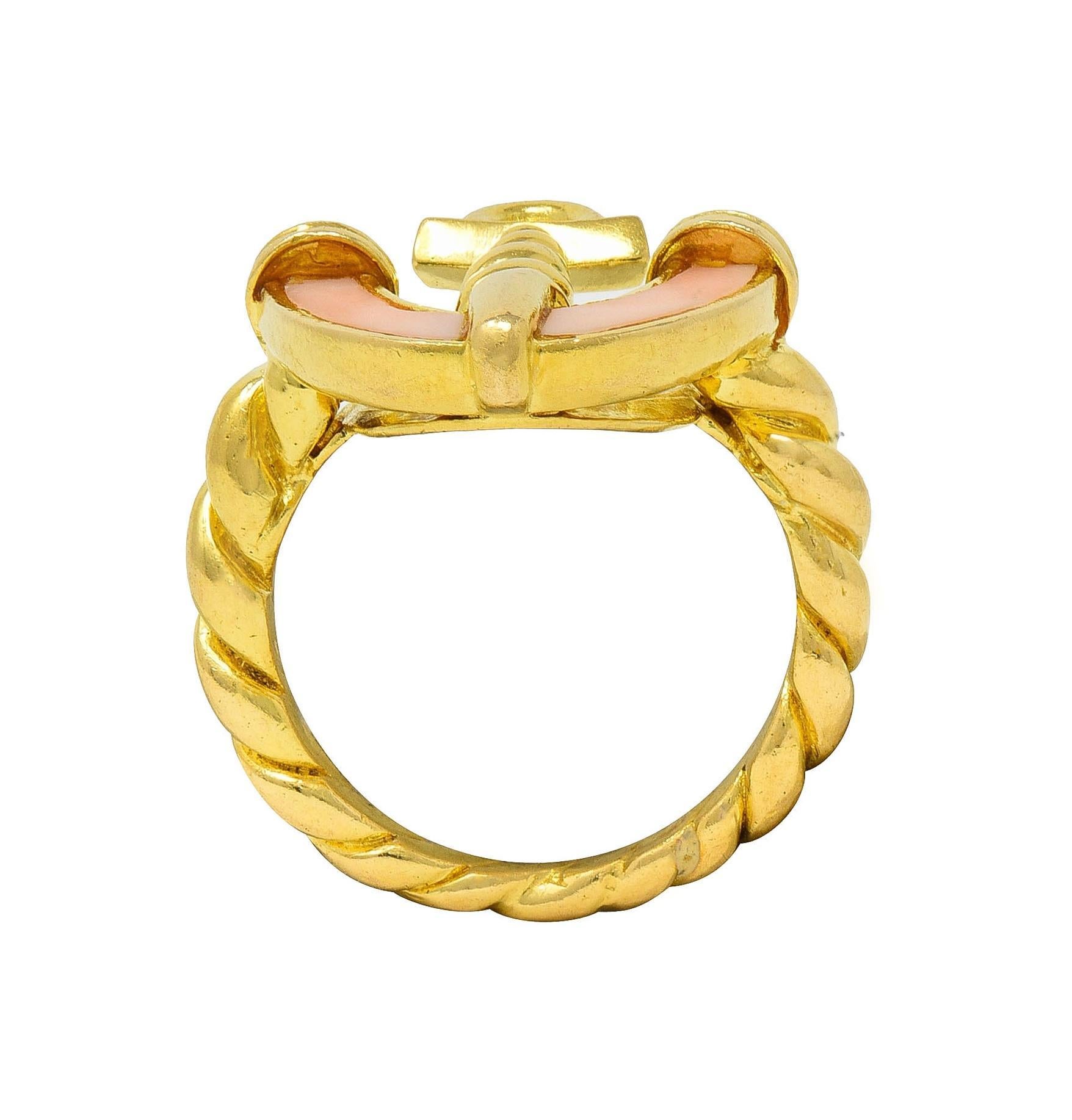 Anello con ancora in corallo e calcedonio in oro giallo 18 carati degli anni '60 in vendita 2