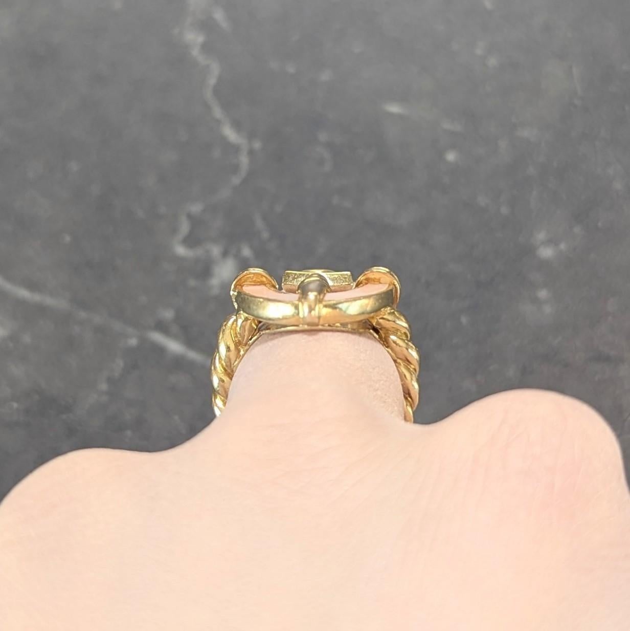 Anello con ancora in corallo e calcedonio in oro giallo 18 carati degli anni '60 in vendita 4