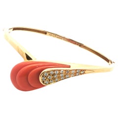 1960's Coral Diamond 18 Karat Yellow Gold Hinged Vintage Bangle Bracelet