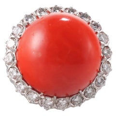 Anillo de cóctel de oro con diamantes y coral de los años 60