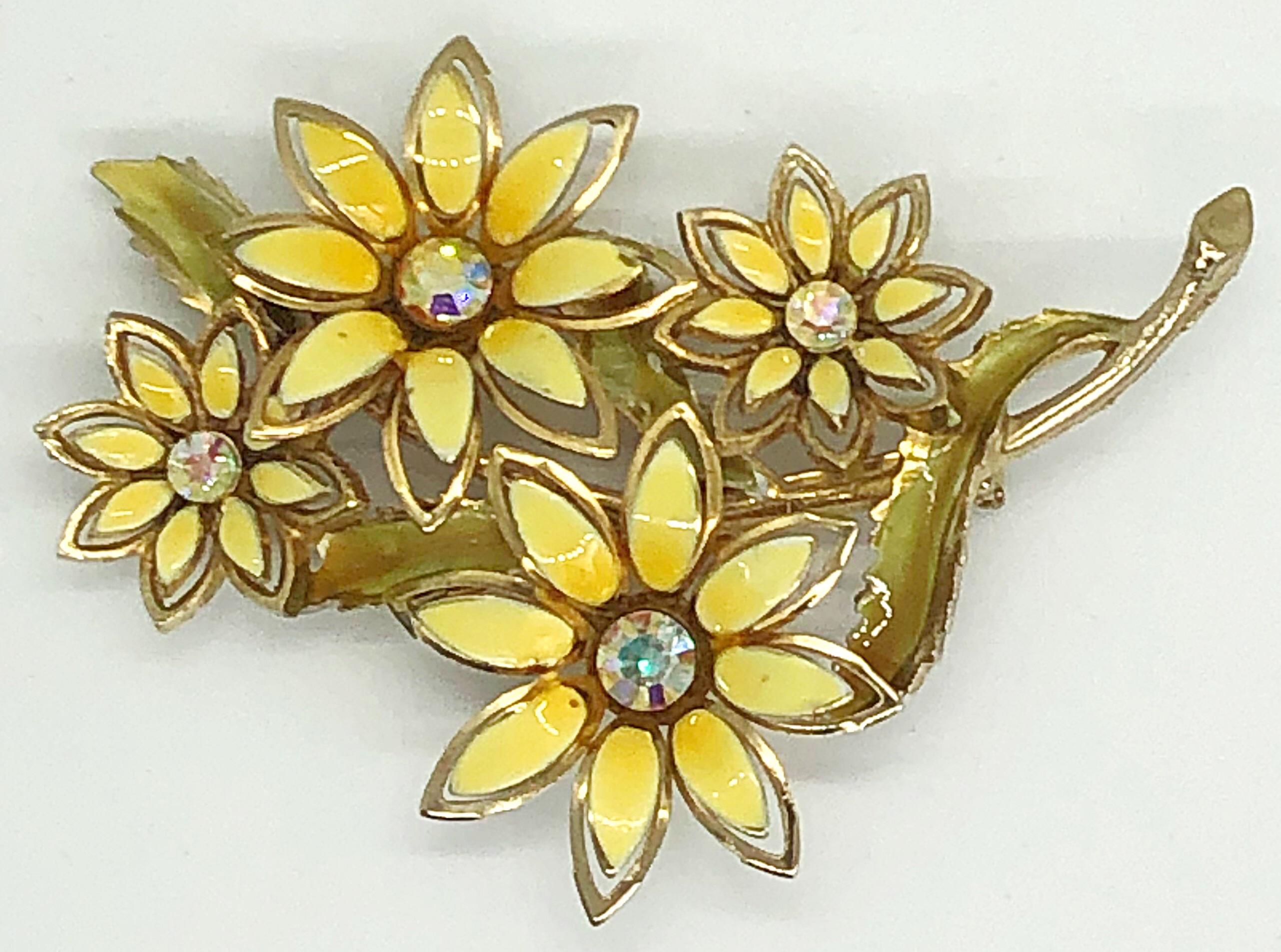 1960s Coro Signed Yellow + Gold Enamel Daisy Rhinestone Large Vintage Brooch Pin For Sale 4