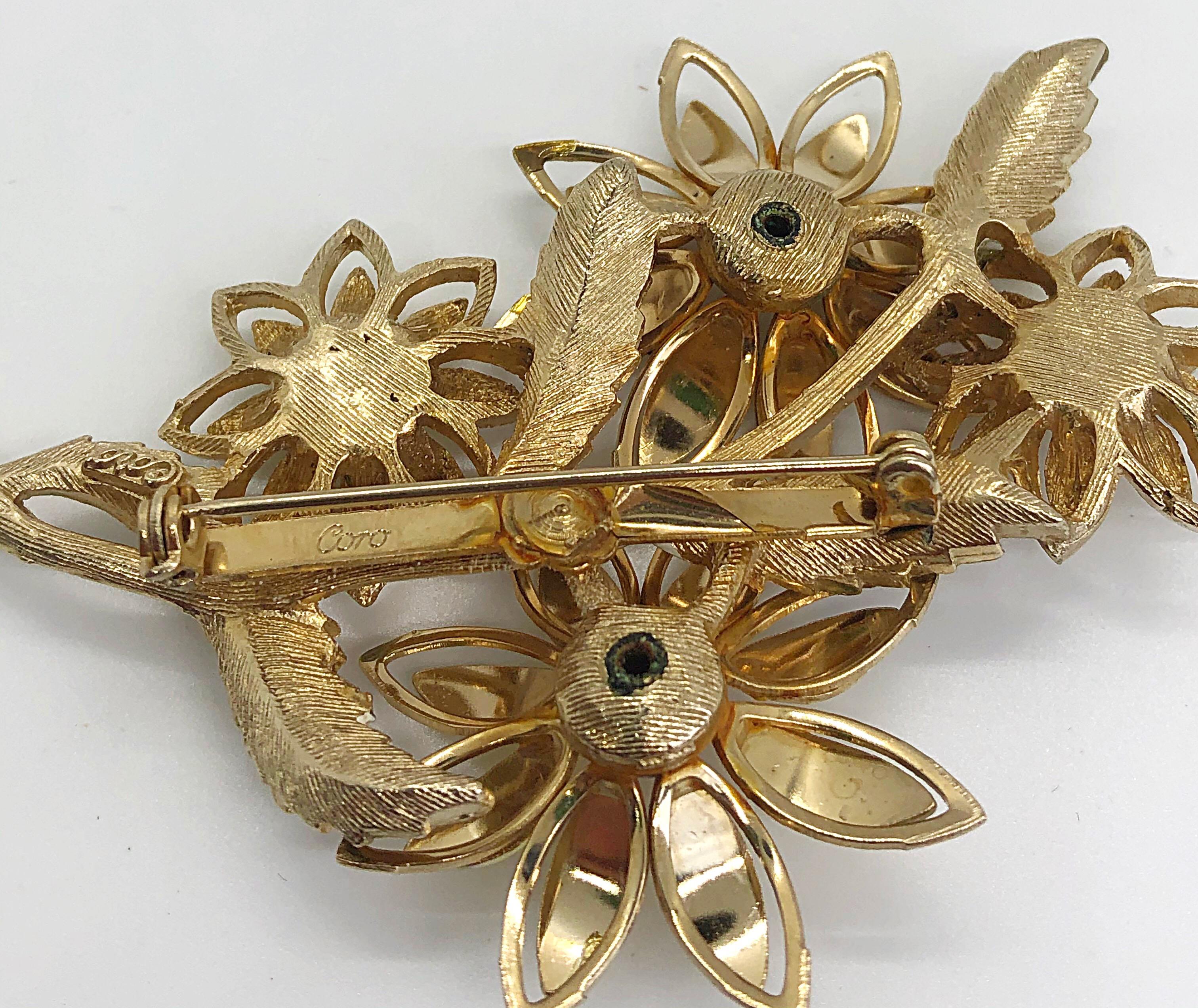 Grande broche vintage signée Coro en or et émail jaune avec marguerite en strass, années 1960 Pour femmes en vente