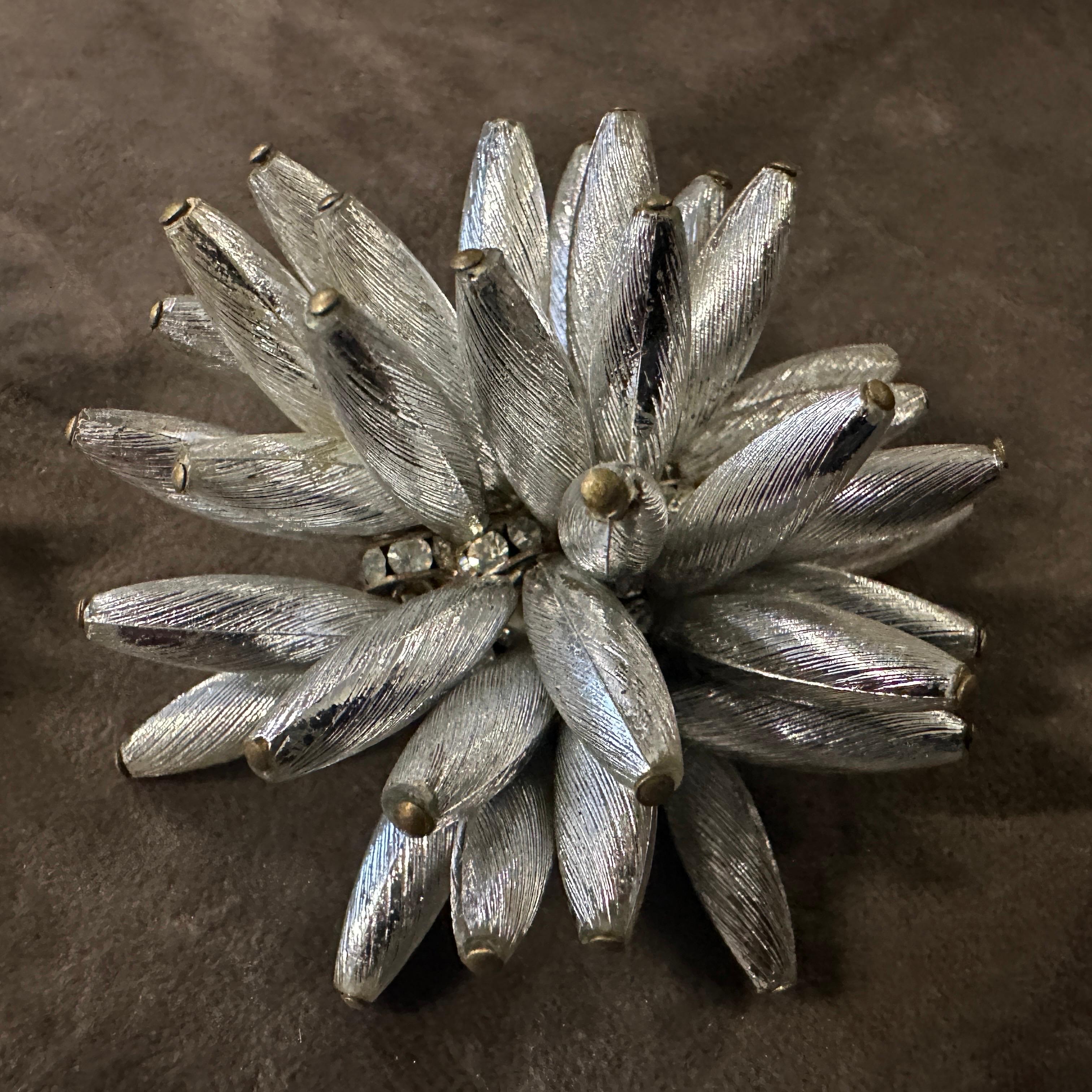 1960s Costume Jewelry Silver Tone Floral Italian Clip-On Earrings en vente 5