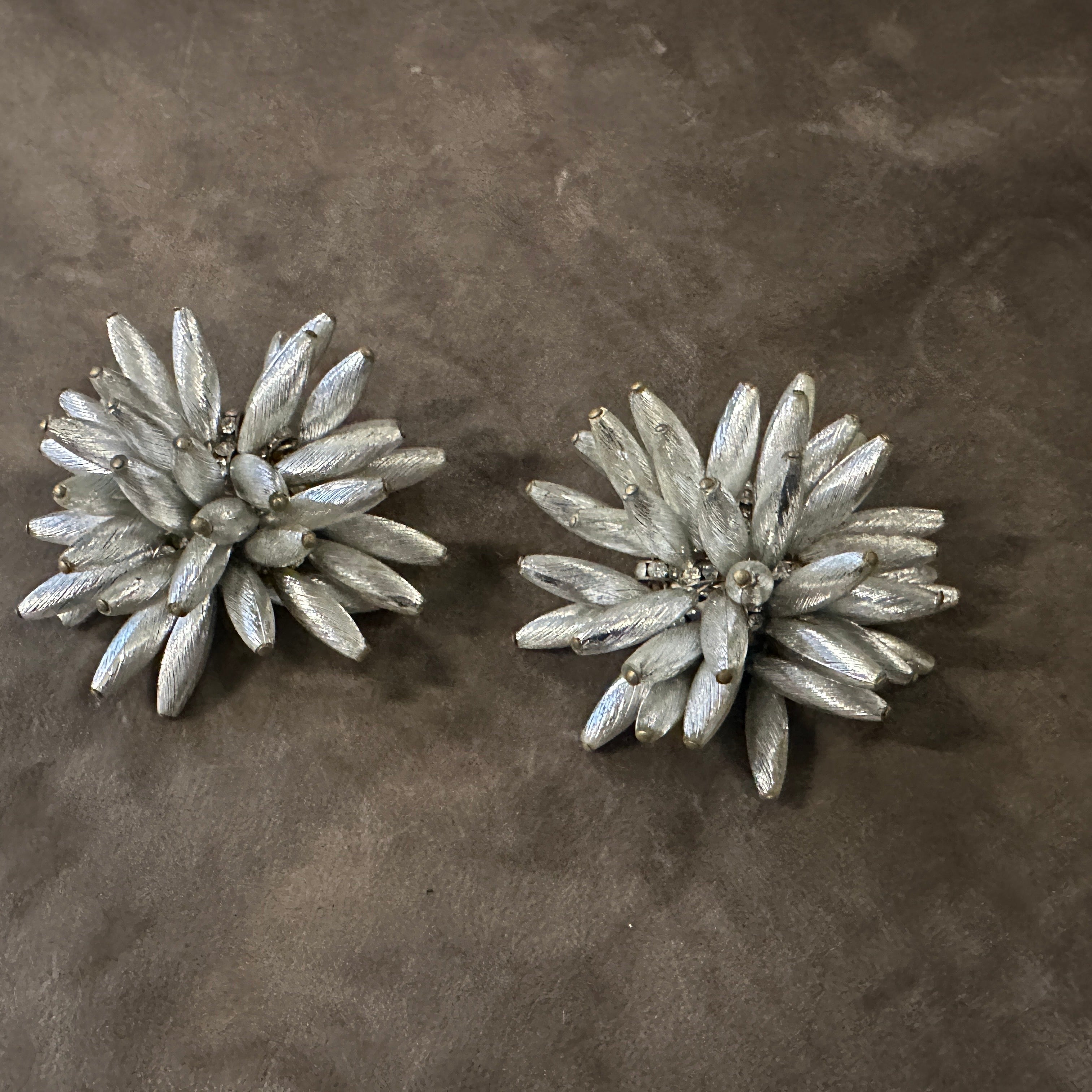 Boucles d'oreilles clips en argent italien des années 1960 avec fleurs
Ajoutez une touche de glamour vintage à votre collection avec ces superbes boucles d'oreilles florales italiennes des années 1960. Ces pinces à clip dimensionnelles et à fort