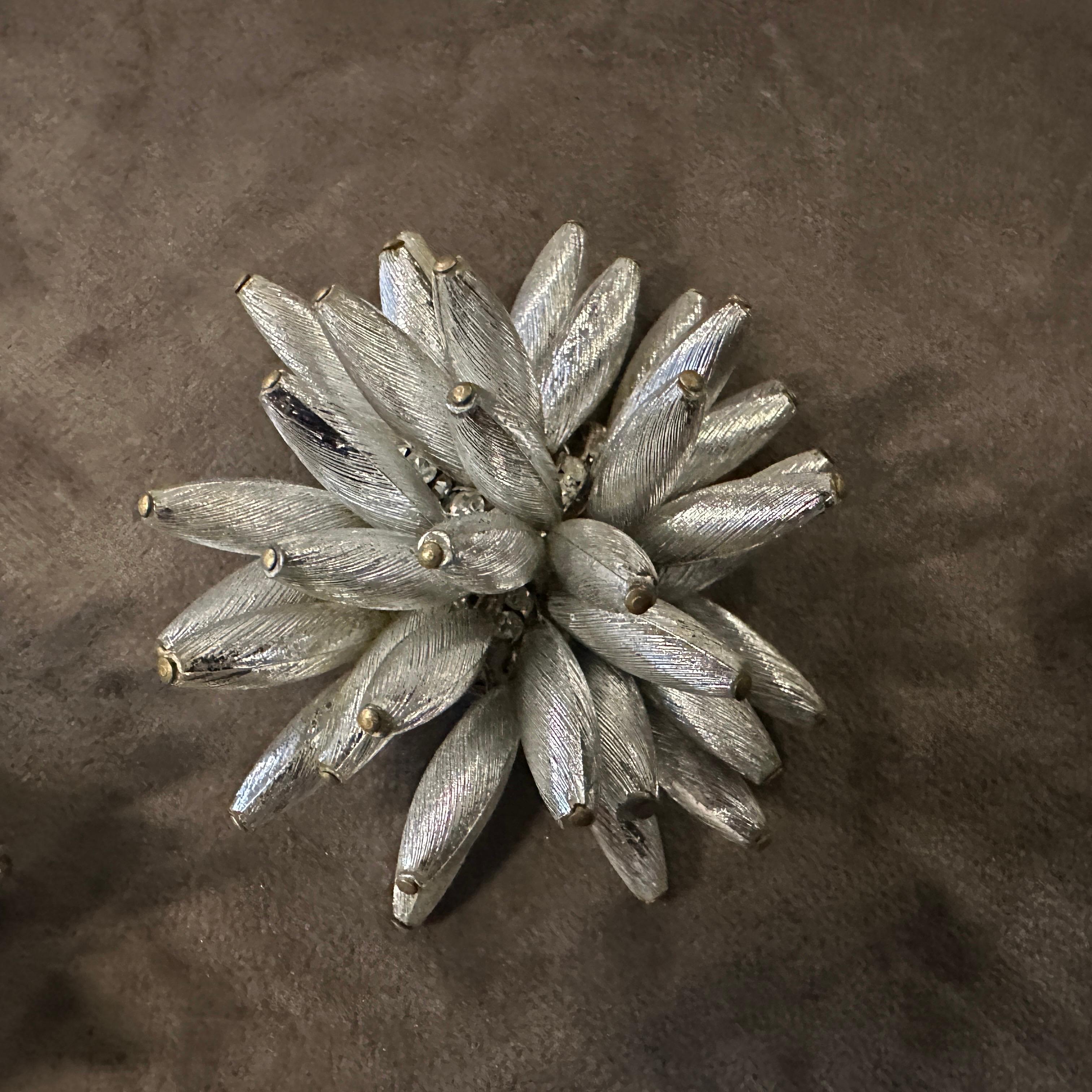 1960s Costume Jewelry Silver Tone Floral Italian Clip-On Earrings Excellent état - En vente à Aci Castello, IT