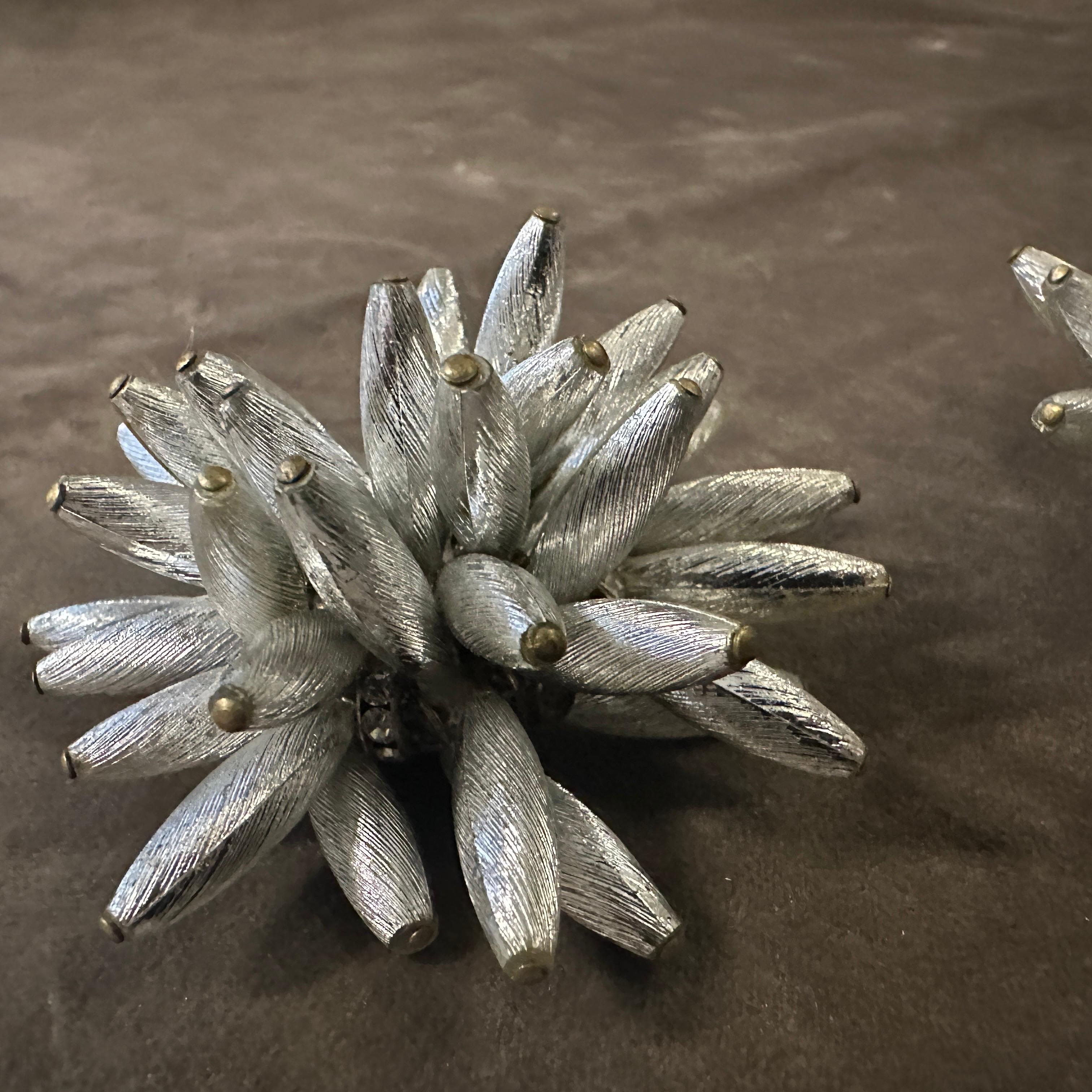 1960s Costume Jewelry Silver Tone Floral Italian Clip-On Earrings Pour femmes en vente