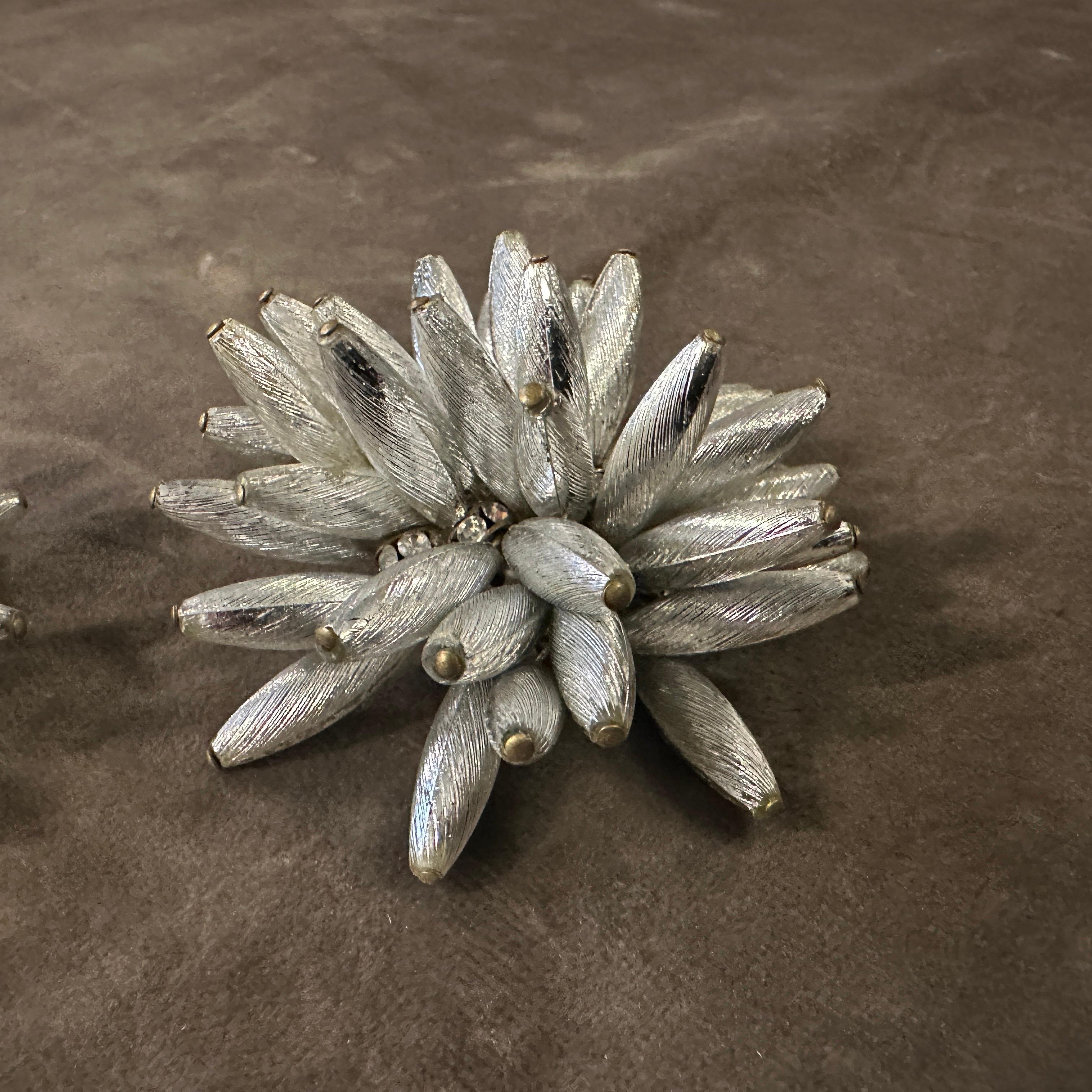1960s Costume Jewelry Silver Tone Floral Italian Clip-On Earrings en vente 4