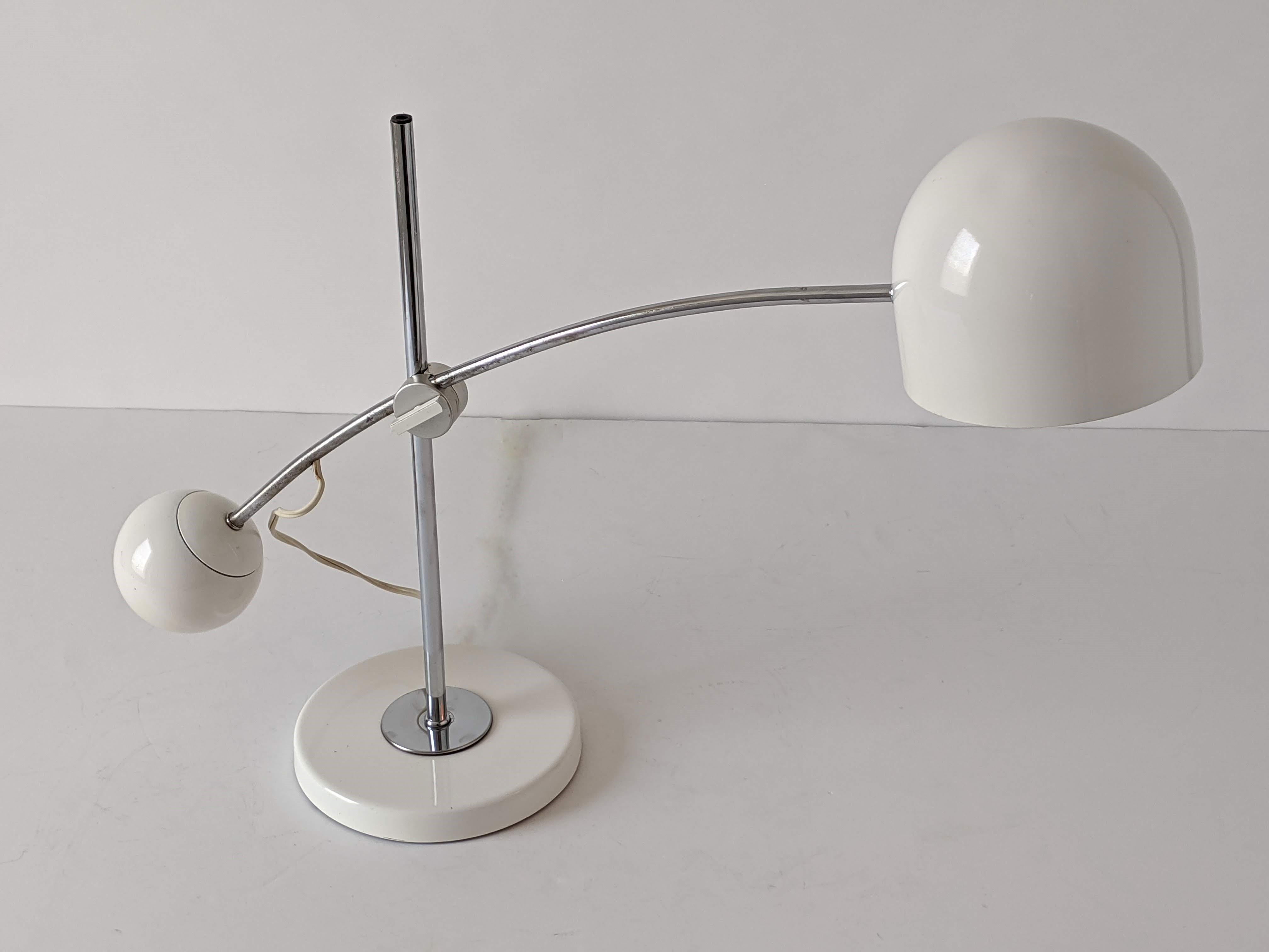 1960s Counterweight Arched Table Lamp, USA In Good Condition For Sale In St- Leonard, Quebec