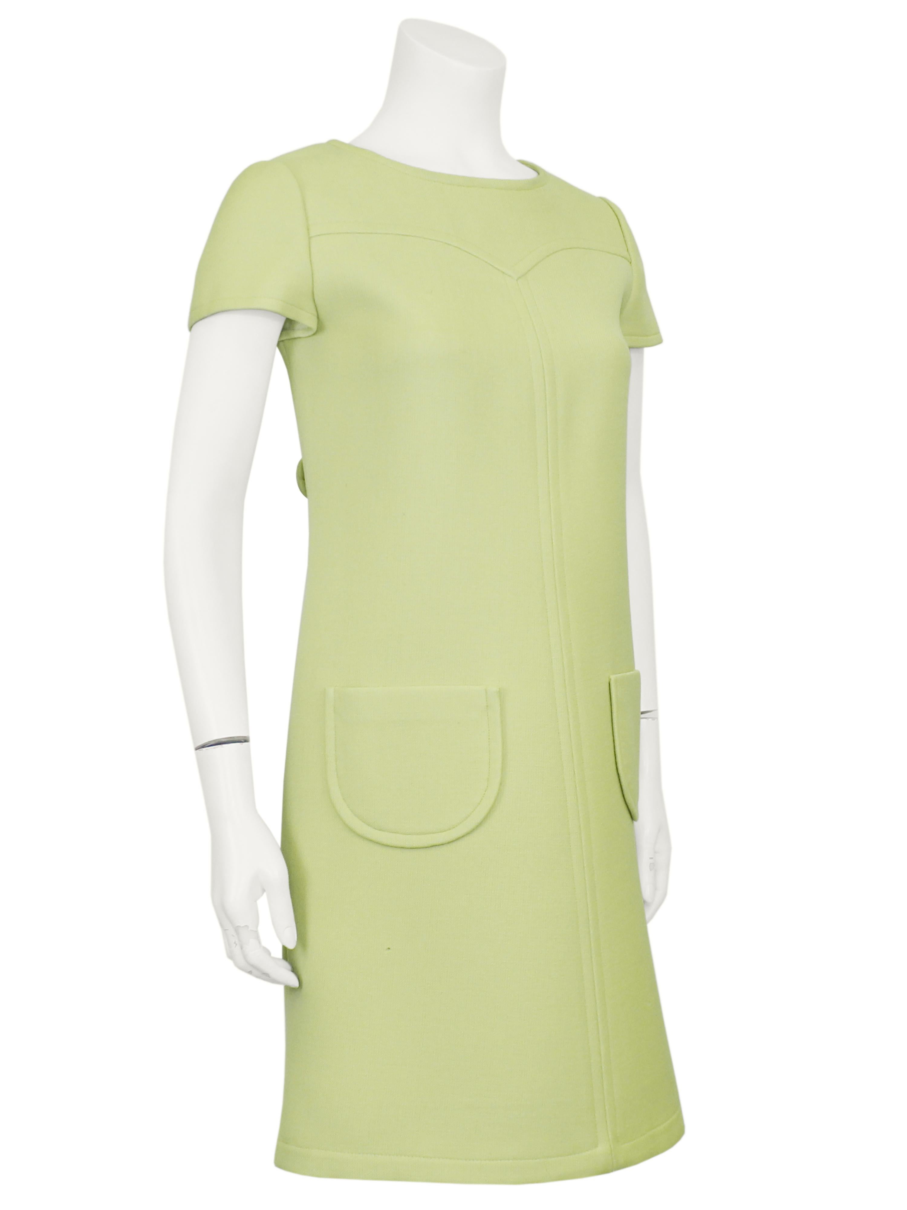 Classico e intramontabile abito a turni in lana verde chiaro di Courreges degli anni '60. Manica corta con dettaglio chevron singolo sul carrè. Una linea con tasche applicate sui fianchi. Cerniera sulla cucitura centrale della schiena e mezza