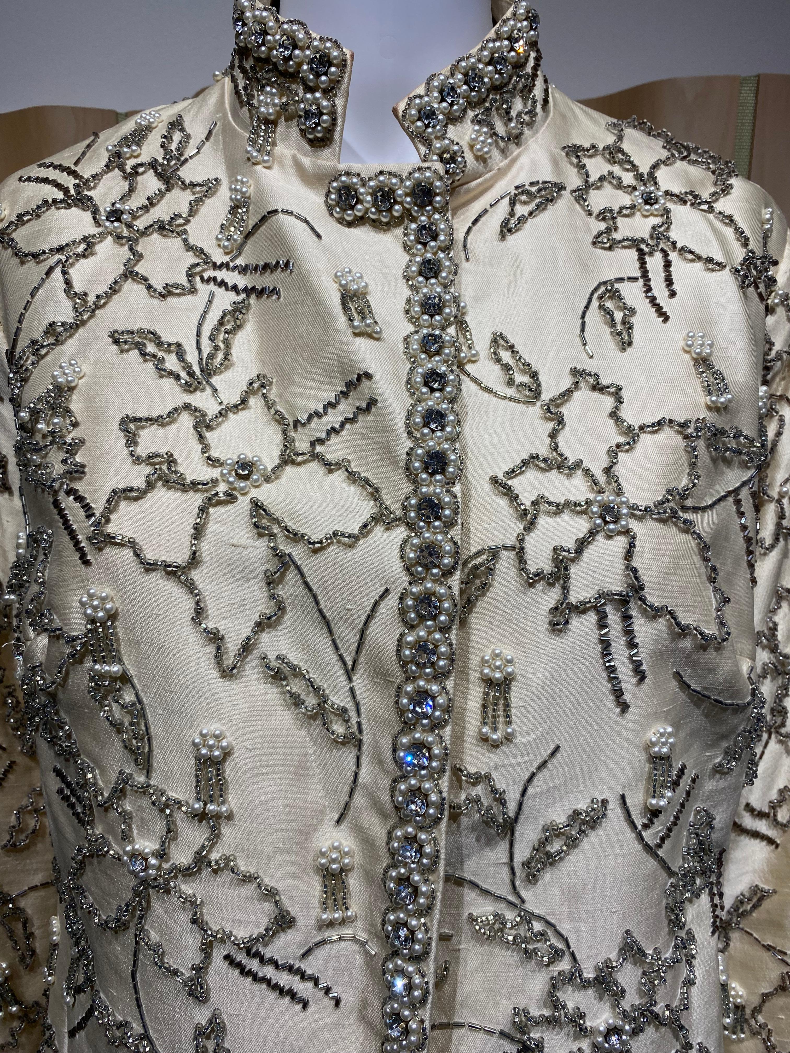 1960er Jahre Creme Seide verschönert Perlen  Mantel im Angebot 3