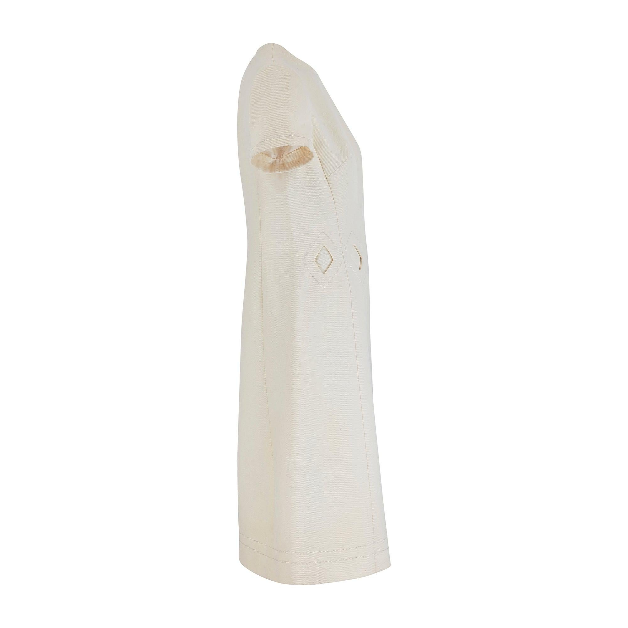 Cette fabuleuse robe droite crème de qualité des années 1960 présente de nombreuses caractéristiques de l'ère moderne. Le tissu est lourd, une laine crème épaisse qui donne une sensation de luxe au toucher. Il y a quatre découpes en forme de losange