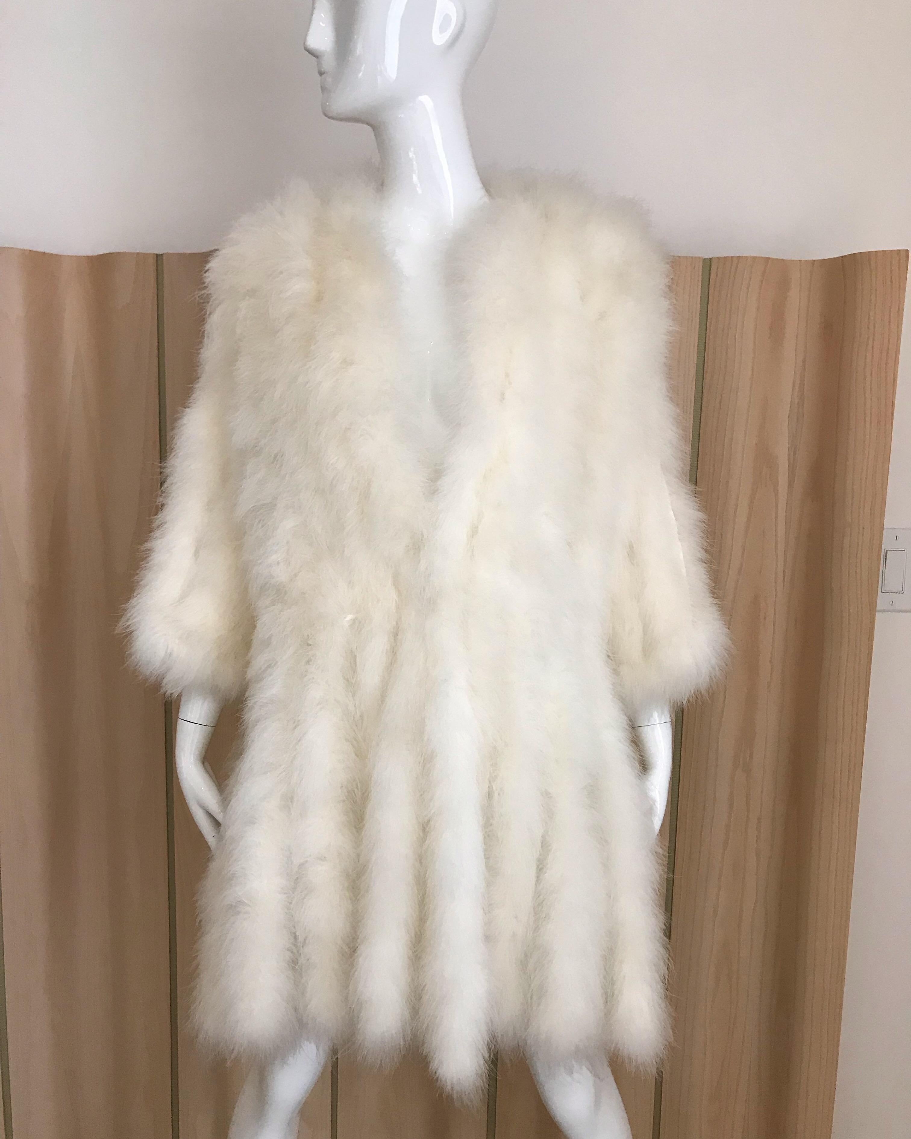 Vintage 1960s Creme Ostrich feathers light coat. Coat is lined. Marked I Magnin.
Size: 8