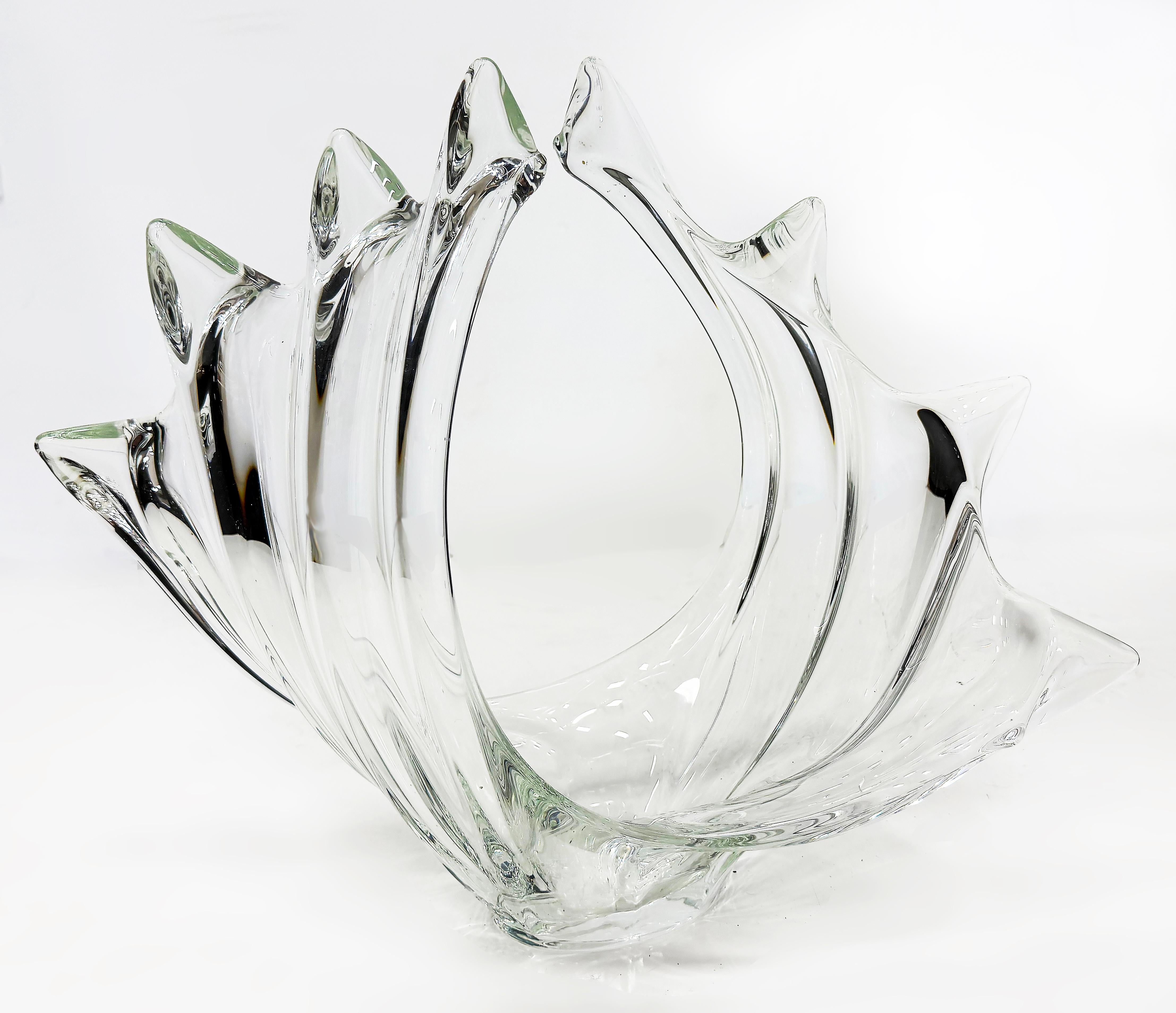 1960s Cristallerie de Vannes Art-le-Châtel Crystal Centerpiece Bowl Basket Francés en venta
