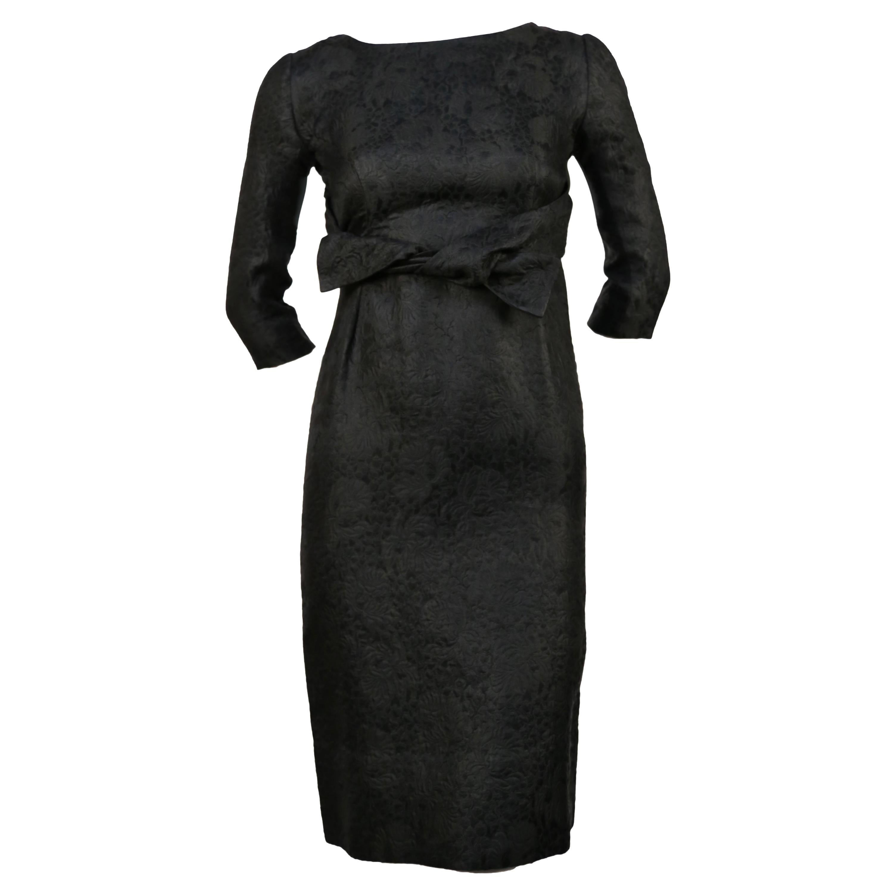 Très rare robe en brocart floral noir de jais et veste assortie de Cristobal Balenciaga datant du début des années 1960. L'ensemble convient le mieux à une petite taille 2.  Épaules étroites 13-14