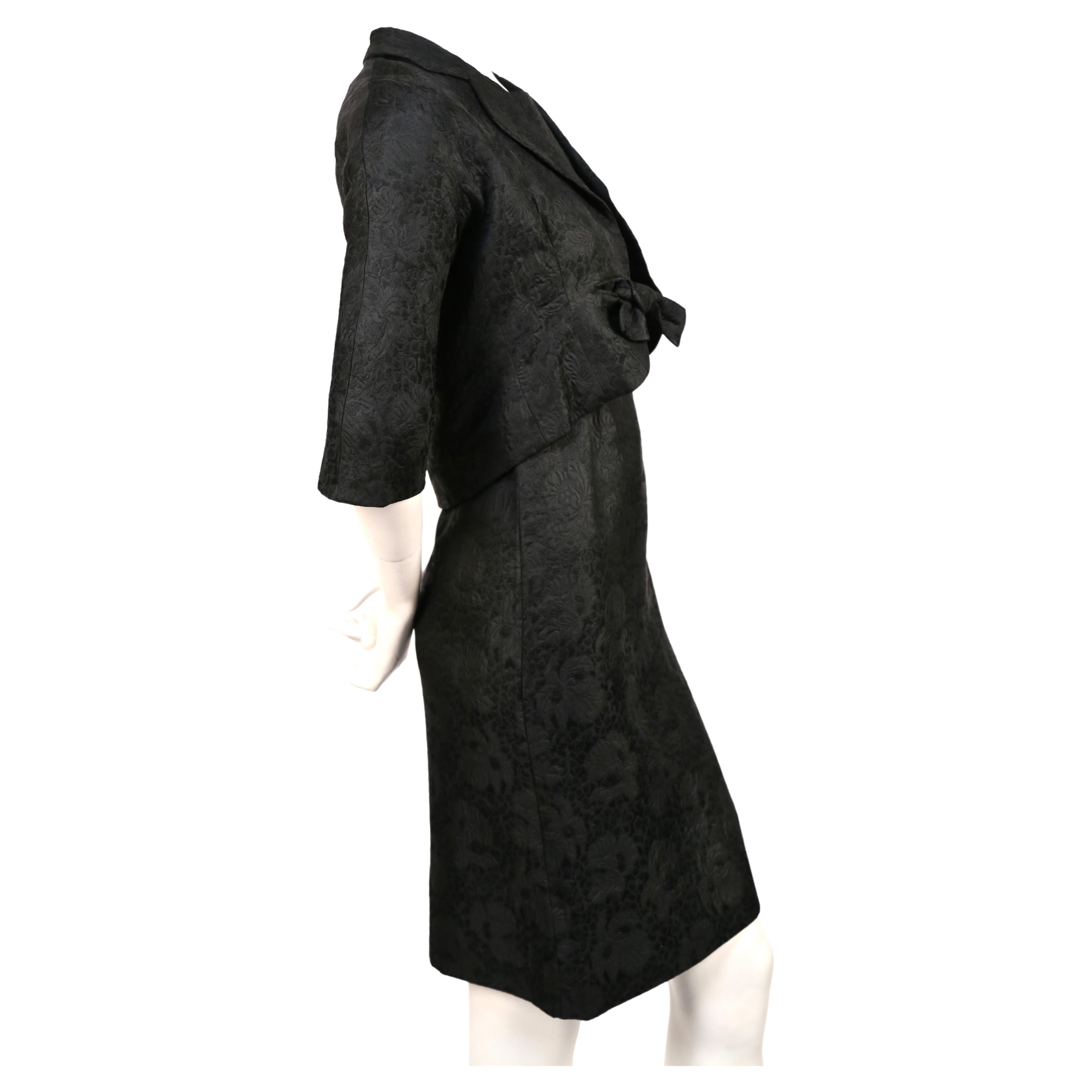 Schwarzes Brokatkleid und Jacke aus der Haute Couture der 1960er Jahre von Cristóbal Balenciaga im Angebot 3