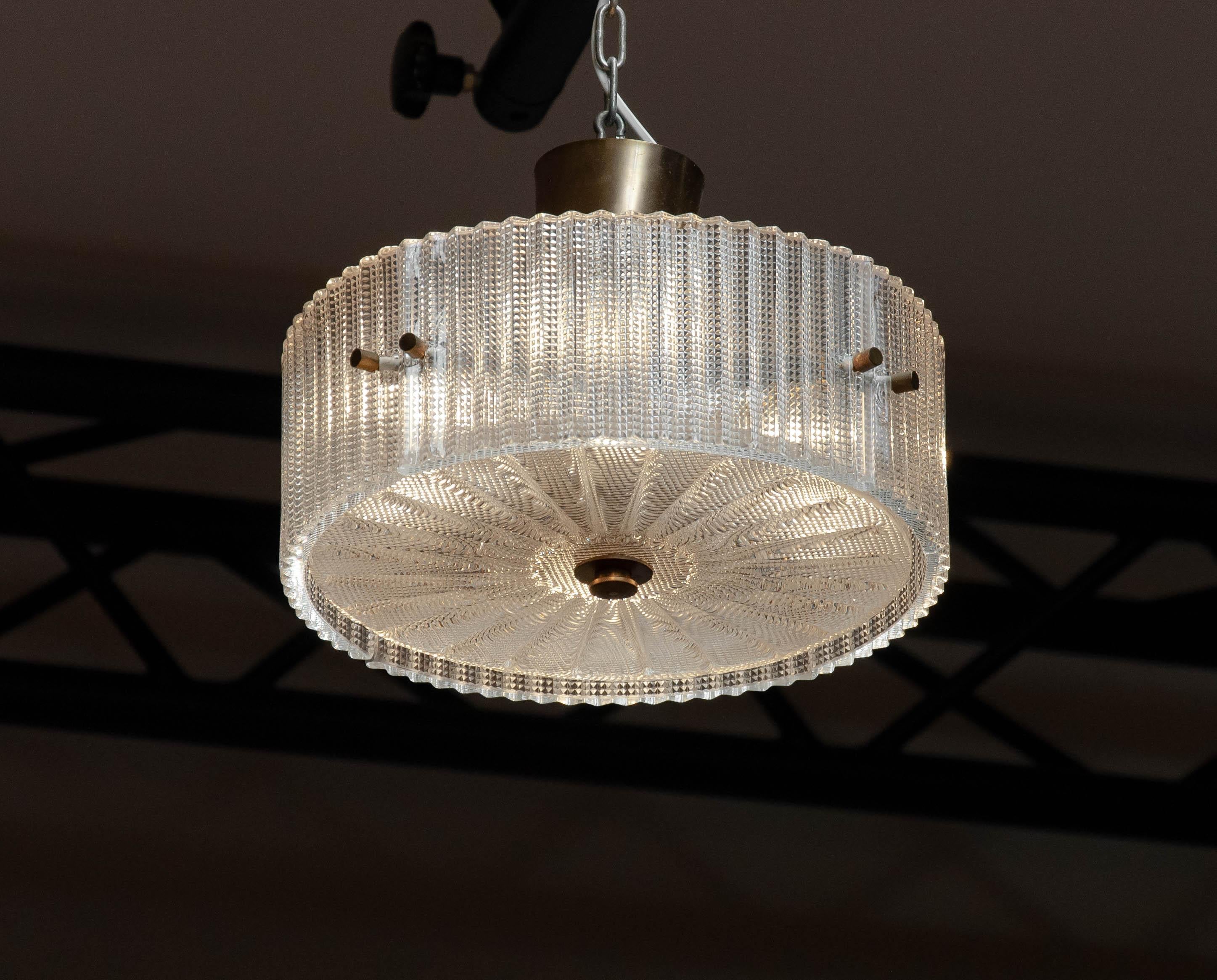 Lampada da soffitto in cristallo e ottone del 1960  di Carl Fagerlund per Orrefors , Svezia In condizioni buone in vendita a Silvolde, Gelderland