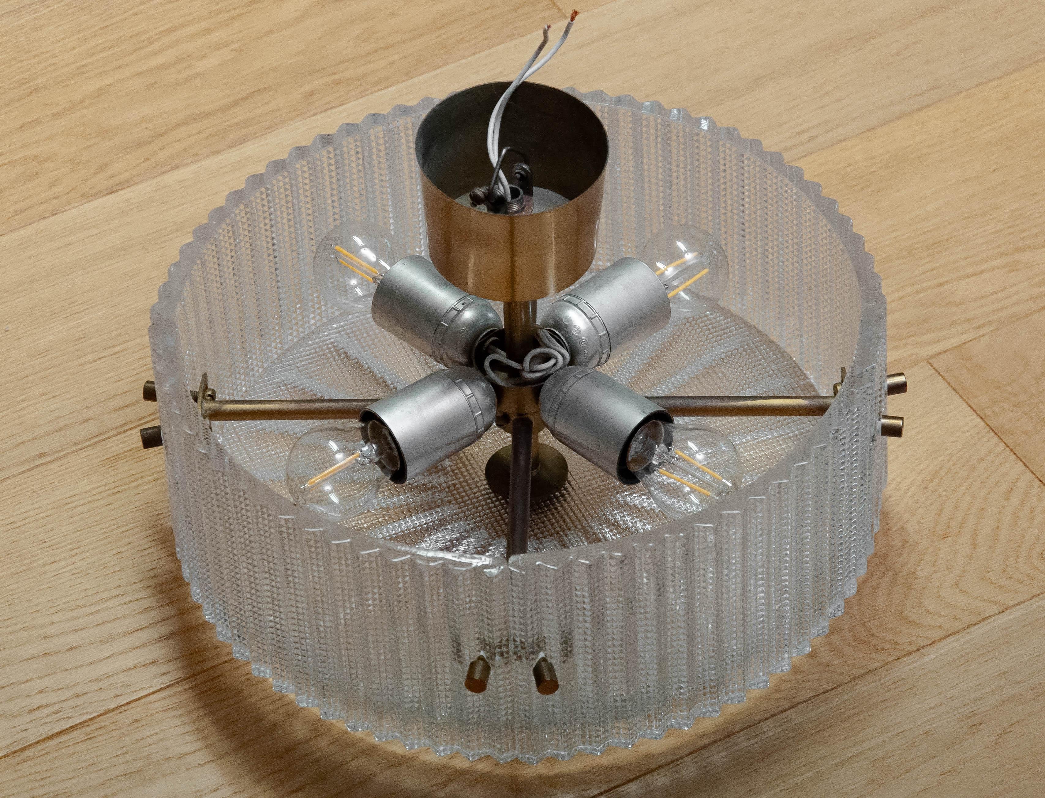 Metà XX secolo Lampada da soffitto in cristallo e ottone del 1960  di Carl Fagerlund per Orrefors , Svezia in vendita