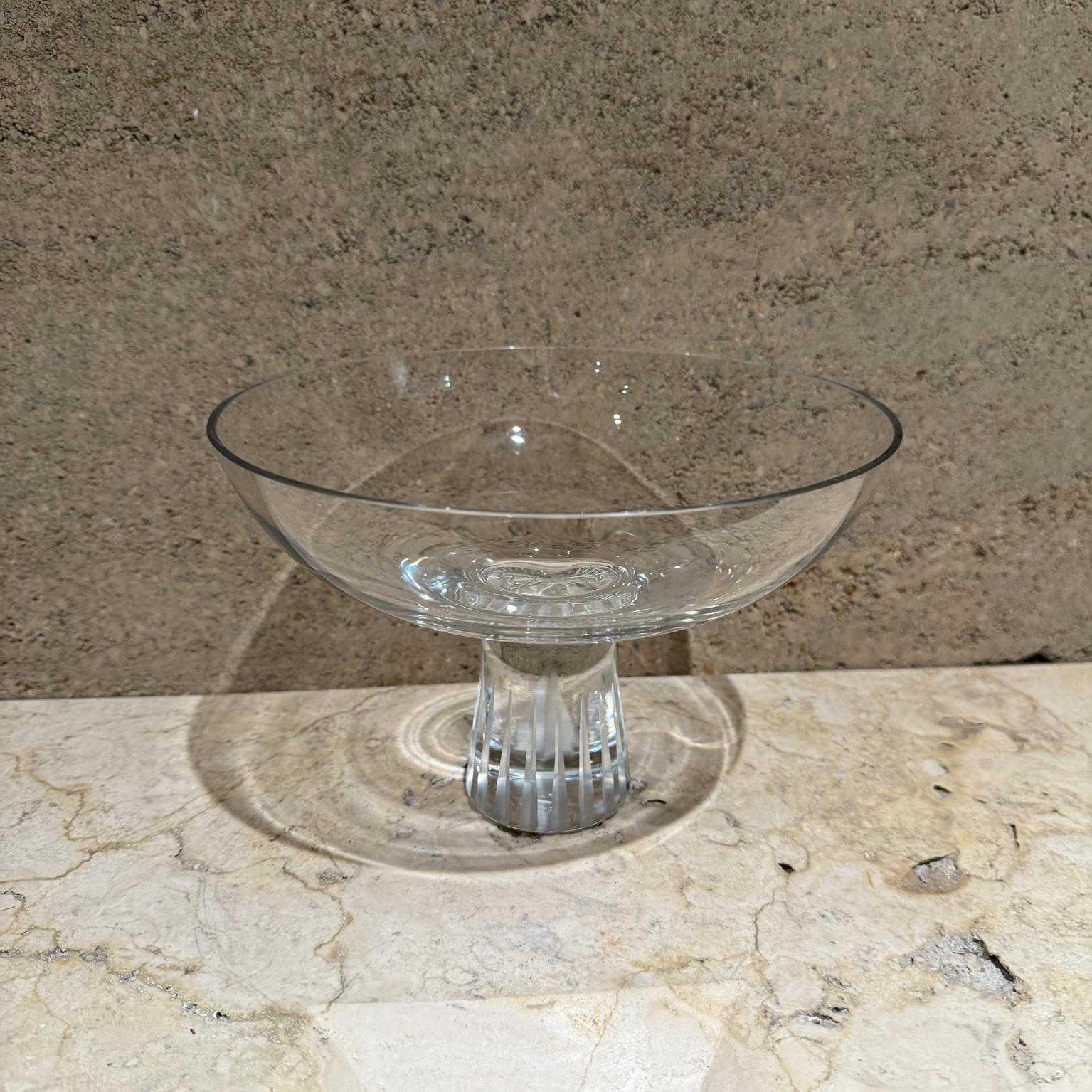 Coupe à piédestal en cristal des années 1960 Tige cannelée
sans marque dans le style de Lalique
6 h x 8,75 p
d'occasion Vintage By
se référer aux images listées