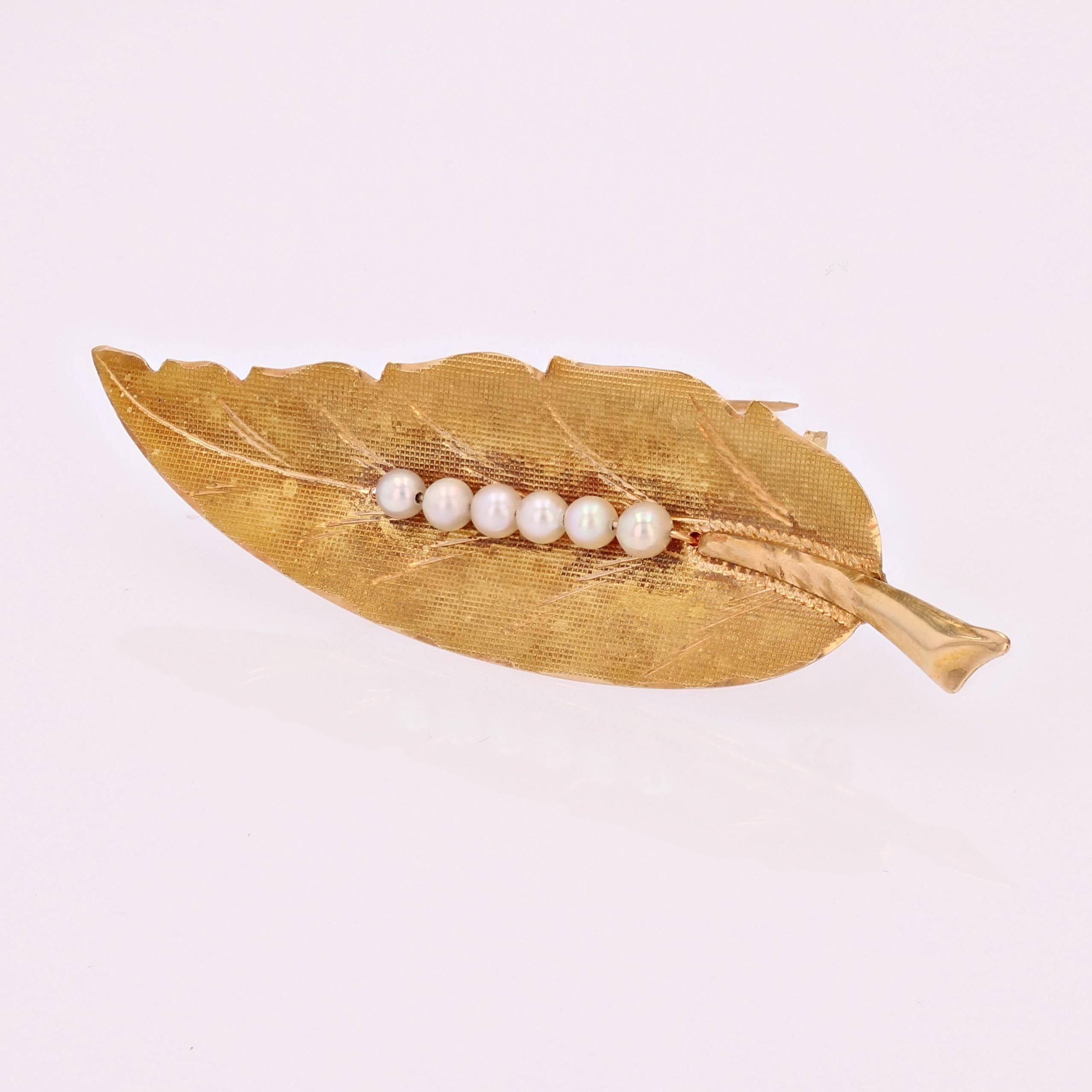 Retro 1960s Cultured Pearl 18 Karat Yellow Gold Feather Brooch