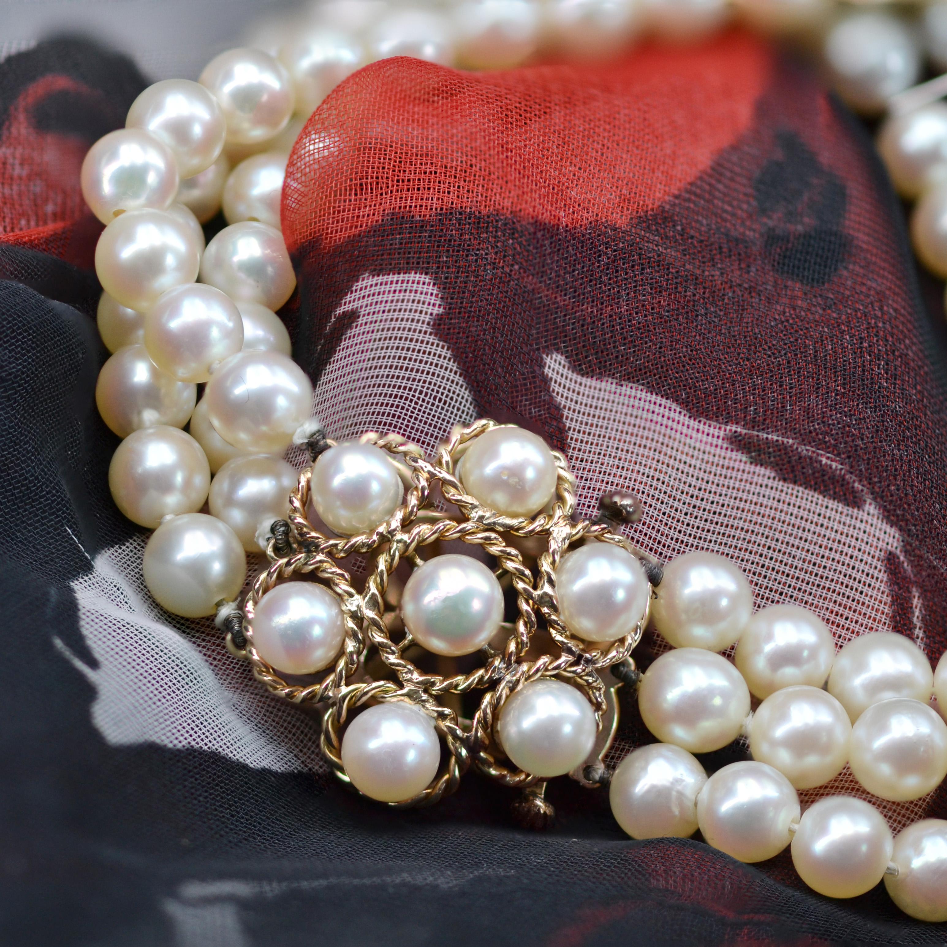Bracelet  3 ranges de fleurs en or jaune 18 carats avec perles de culture, annes 1960 en vente 4