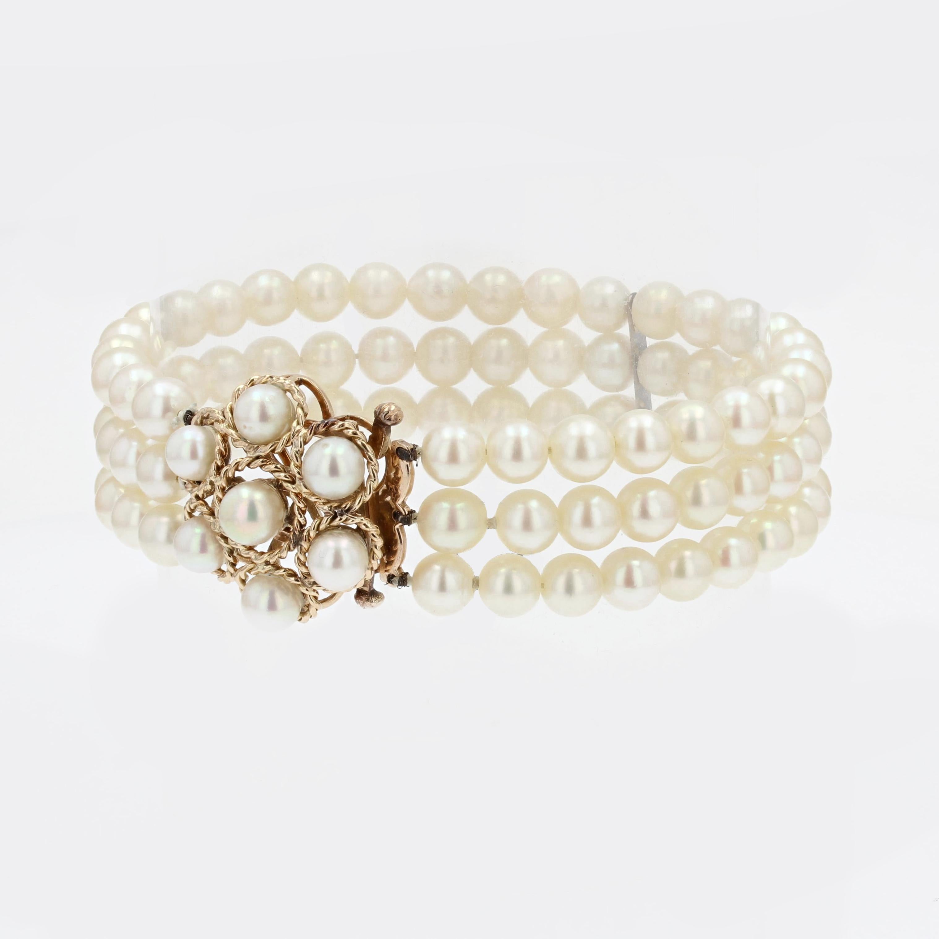 3reihiges Zuchtperlen-Armband aus 18 Karat Gelbgold mit Blumenverschluss, 1960er Jahre im Zustand „Gut“ in Poitiers, FR