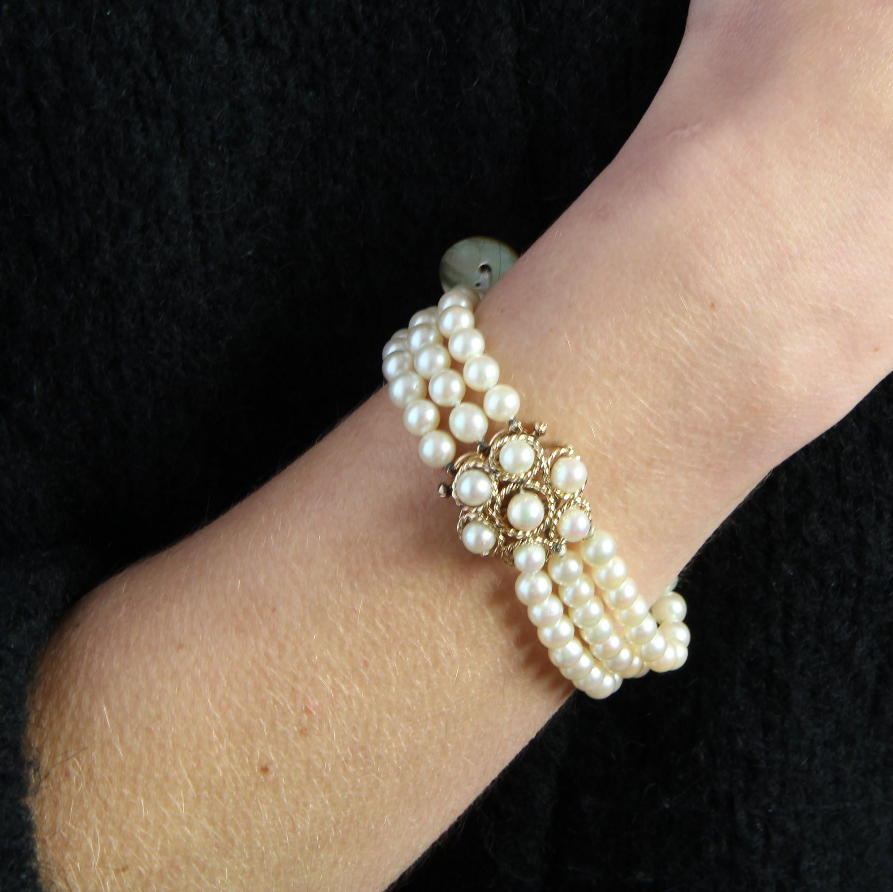 1960s Cultured Pearl 18 Karat Yellow Gold Flower Clasp 3 Rows Bracelet For Sale 1