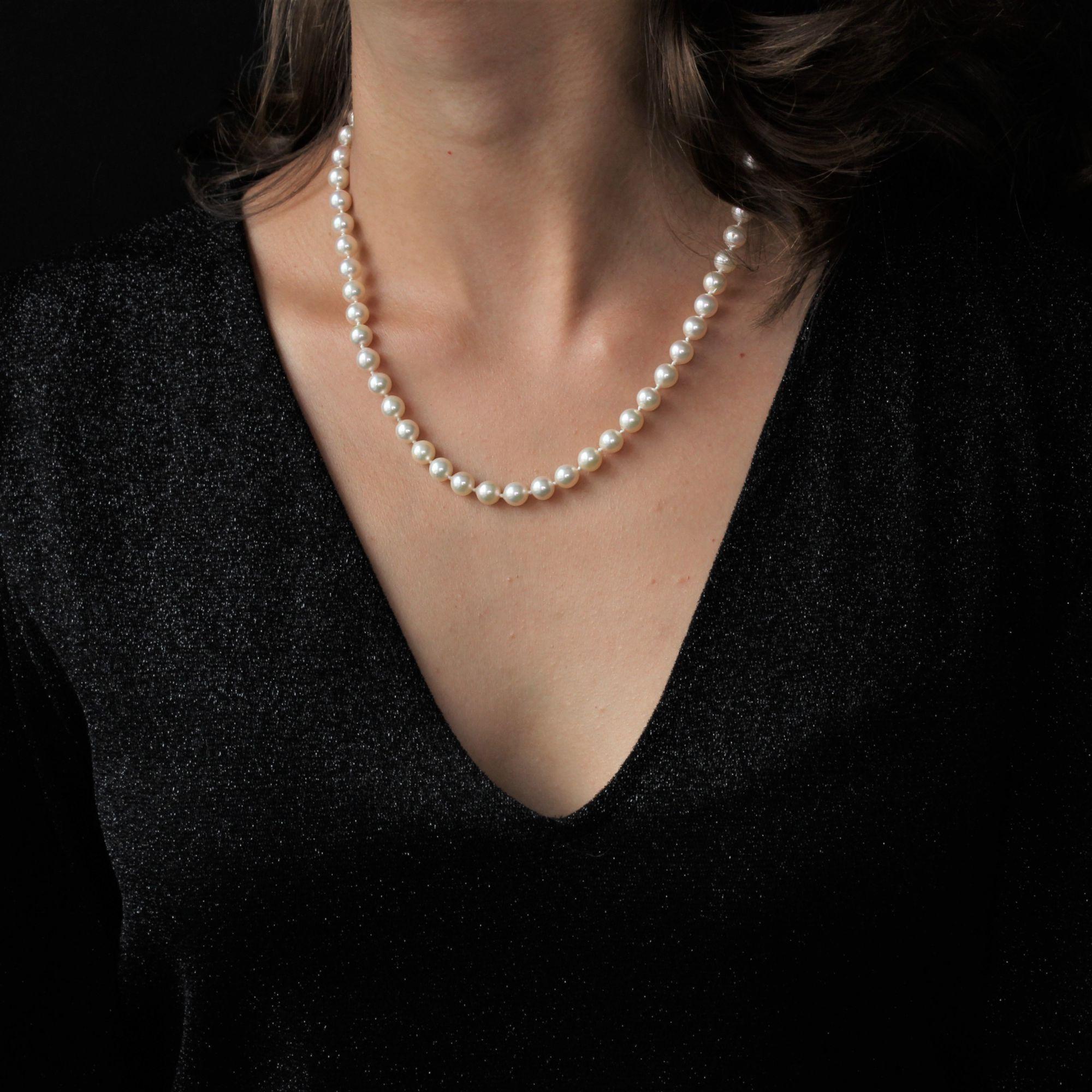 White nuanced orient cultured pearls choker necklace.
The hanging system is in the form of a rosette in 18 karat white gold, owl hallmark, whose center is adorned with a cultured pearl white nuanced. The palmettes are all set with antique