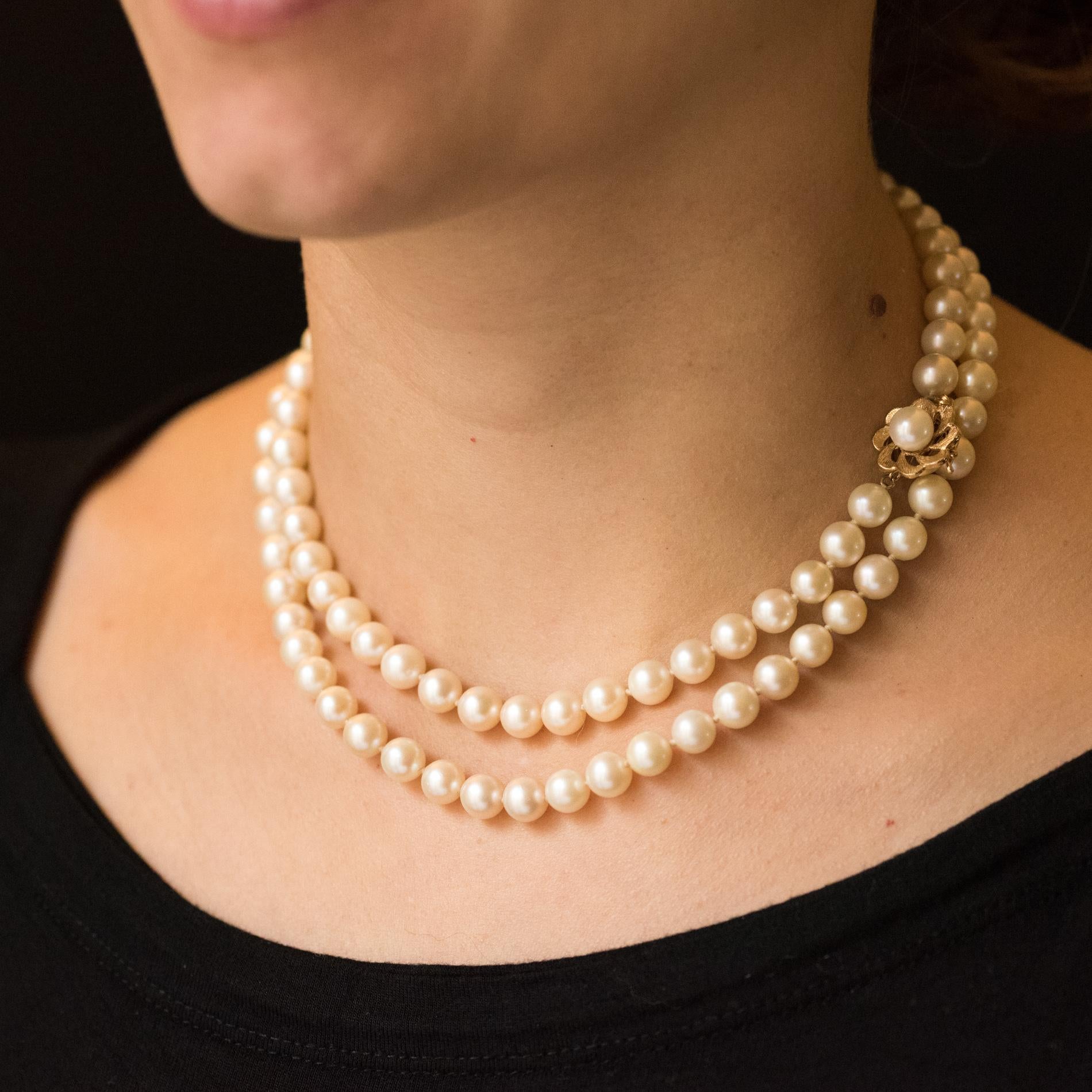 Long choker necklace made of cultured pearls of white shaded orient, the ratchet clasp with 8 of security is in 14 karats yellow gold and represents a perforated flower whose heart is a cultured pearl.
Diameter of the pearls: 7 / 7.5 mm.
Length: 79